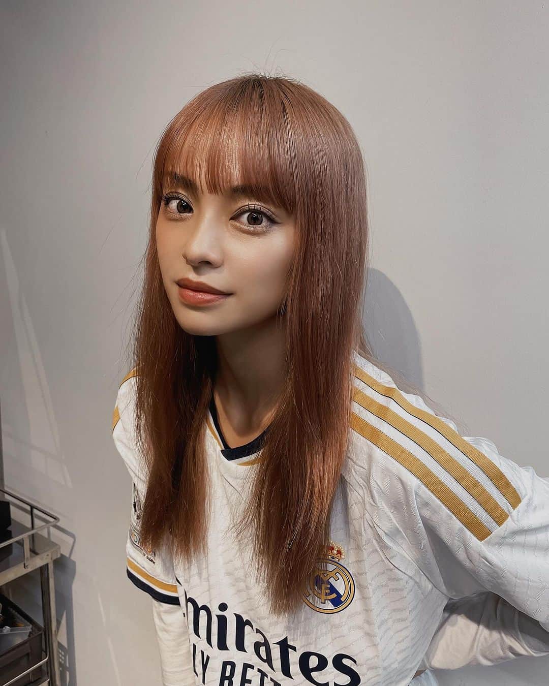 SHO-NOのインスタグラム：「静電気でパヤパヤだけど前髪切ったし髪の毛そめた！（時差）（もうピンクでもない） 前髪は10年くらいずっとはせ @yuuuuuji_h_ain.anly に担当してもらってるの👩🏽いつもありがとう！ 勝負服のベリンガムくんでーす✋🏽🤚🏽 ⁡ #RMFans #madridista #madridistagirl #realmadrid #halamadrid #madridistaJapan #マドリディスタ #髪の毛の静電気はげしめ」