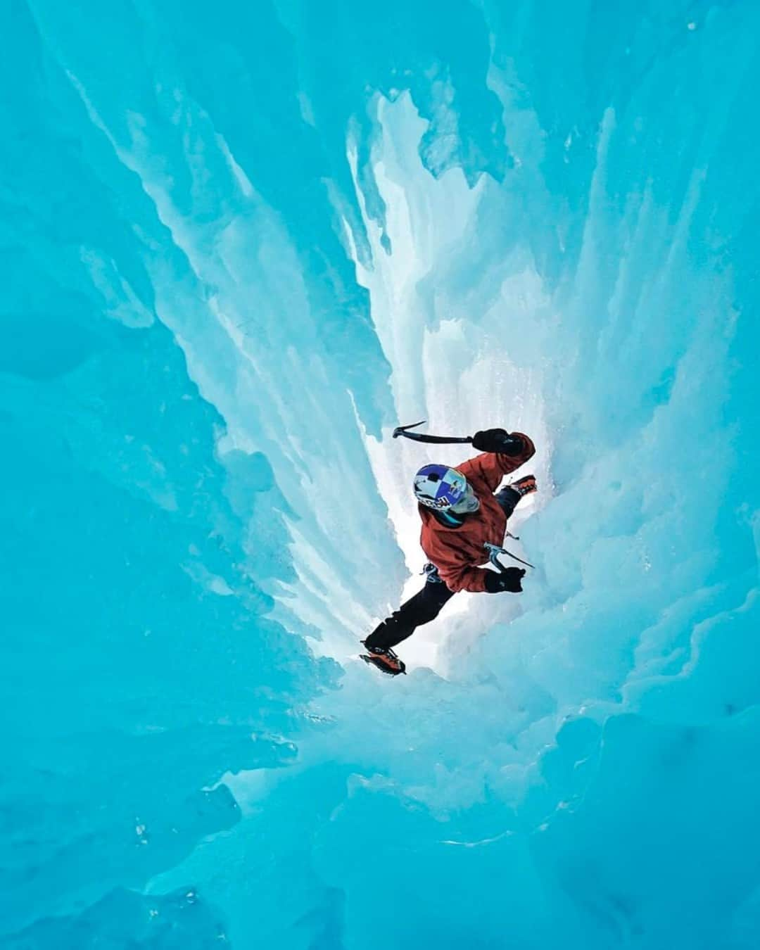 ジミー・チンさんのインスタグラム写真 - (ジミー・チンInstagram)「@realwillgadd getting tubed in the Ghost, Alberta, Canada.」12月17日 1時45分 - jimmychin