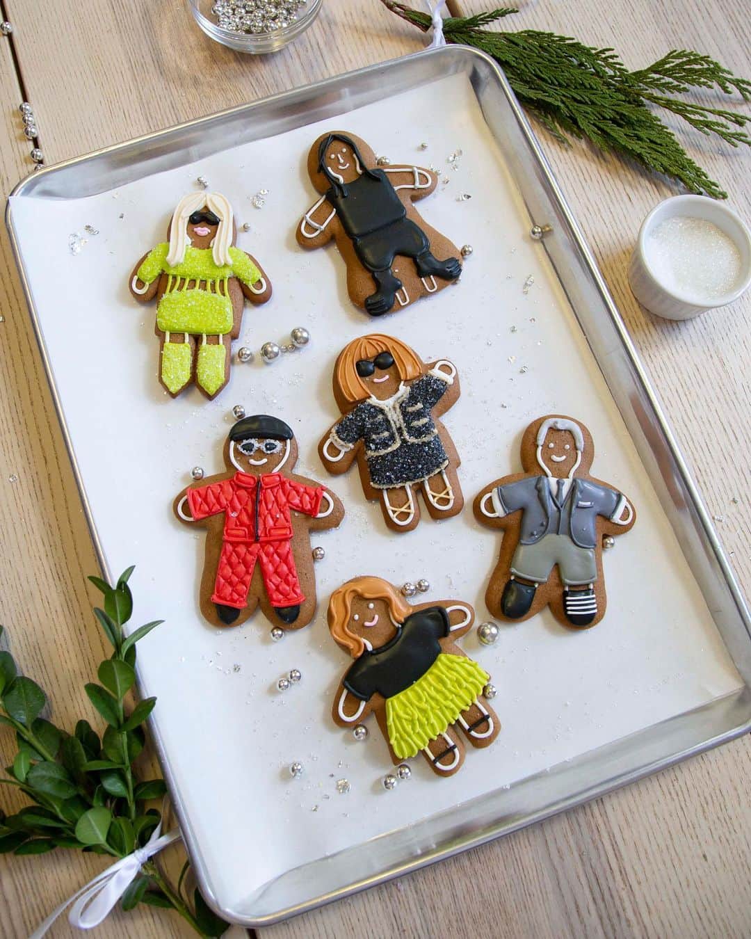 Vogueさんのインスタグラム写真 - (VogueInstagram)「What better way to celebrate the holidays than with a seasonal treat? While we all have fond memories of decorating gingerbread cookies and houses growing up, we decided to make the classic cookie a little more chic. With the help of Toronto-based baker Lindsey Gaze, we brought some of fashion’s most iconic figures to life in gingerbread form. Tap the link in bio to see more. Photographed by @aaronwynia」12月17日 1時48分 - voguemagazine