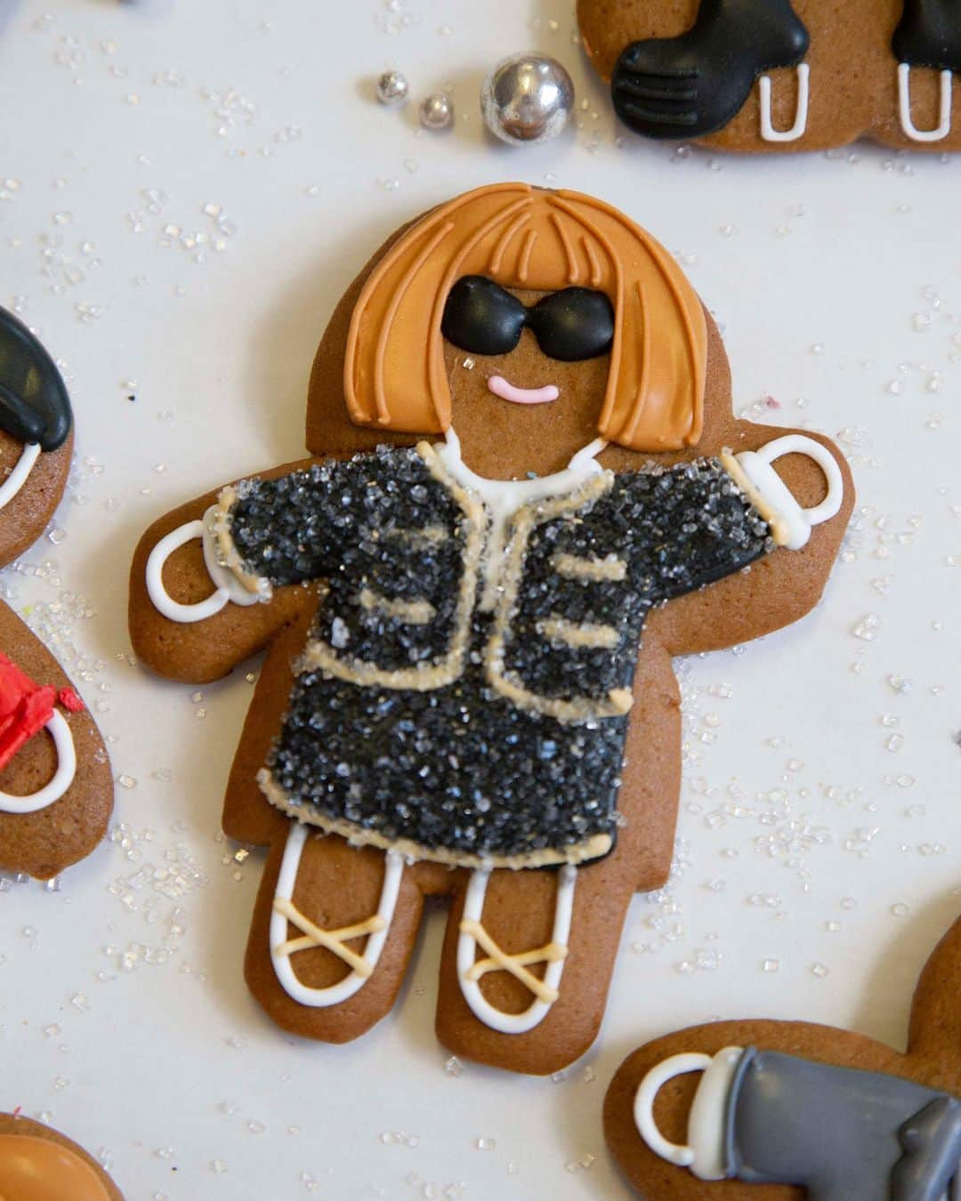 Vogueさんのインスタグラム写真 - (VogueInstagram)「What better way to celebrate the holidays than with a seasonal treat? While we all have fond memories of decorating gingerbread cookies and houses growing up, we decided to make the classic cookie a little more chic. With the help of Toronto-based baker Lindsey Gaze, we brought some of fashion’s most iconic figures to life in gingerbread form. Tap the link in bio to see more. Photographed by @aaronwynia」12月17日 1時48分 - voguemagazine