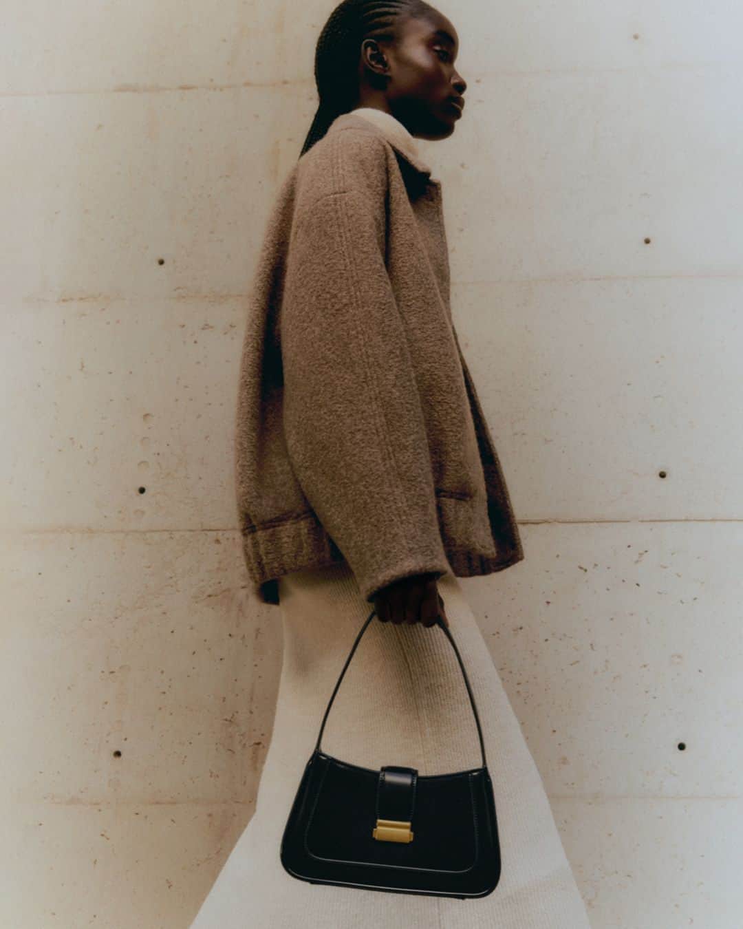 MANGOのインスタグラム：「Lovers of minimalism, this collection is for you! Discover it now, at mango.com ⁣ Bag: 67040428 ⁣ #MangoWoman」