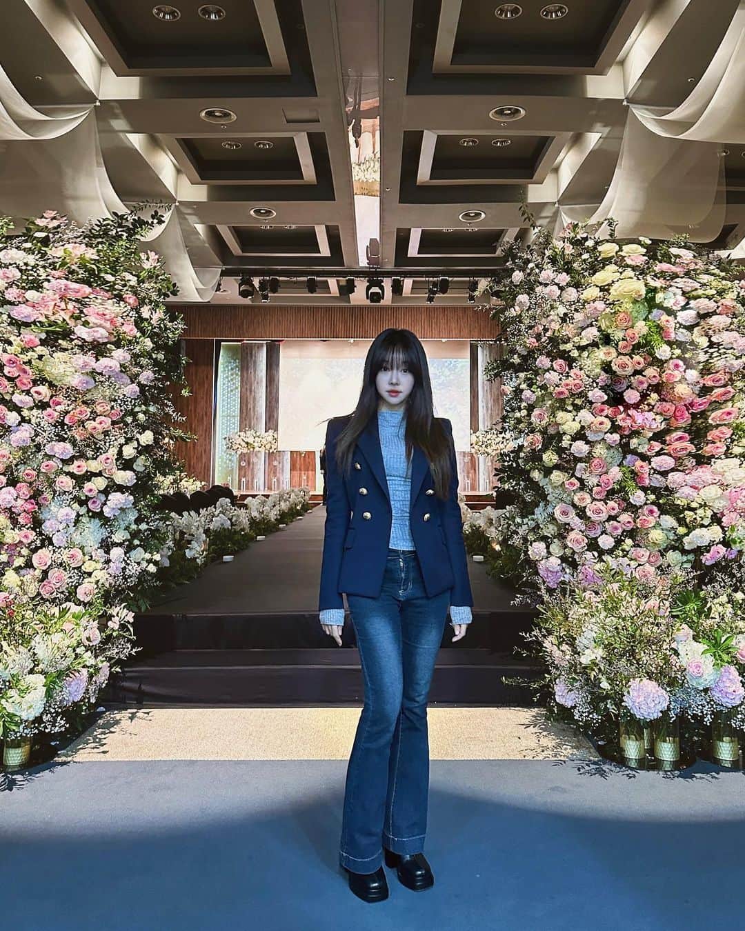 チョ・ミニョンさんのインスタグラム写真 - (チョ・ミニョンInstagram)「민기85랑 결혼식 다녀오는 택시 안인데 새언니한테 굽신거려서 오늘 술먹는 허락을 받은 민기85 신나서 친구 애아빠한테 전화해서 한잔하자니까  친구”  허락받아 볼게 잠시만 “ 민기85 ” 응~ 허락을 대체 언제 까지 받고 사냐  옆에서 듣다 어이없어 내가 오빠도 방금 허락 맡았잖아!  민기85 “ 잘 들어 ! 이게 나의 허세야 남자들 다 이래 라고 하는데 아 ㅋㅋㅋㅋㅋㅋㅋㅋㅋㅋㅋㅋㅋ  그리고 친구 와이프분이 올 때 유안이도 데려와 달라니까  민기85 : 내가 가서 유안이 처럼 놀면 안되냐?  아,,,, 낼 모레 40줄 양반이 할 대사인가 싶네요 오늘도 새언니에게 감사함을 느끼며 따듯하게 하루가 저무네요  모두 감기 조심하세요 넘 춥네요」12月16日 16時54分 - xxjominxx
