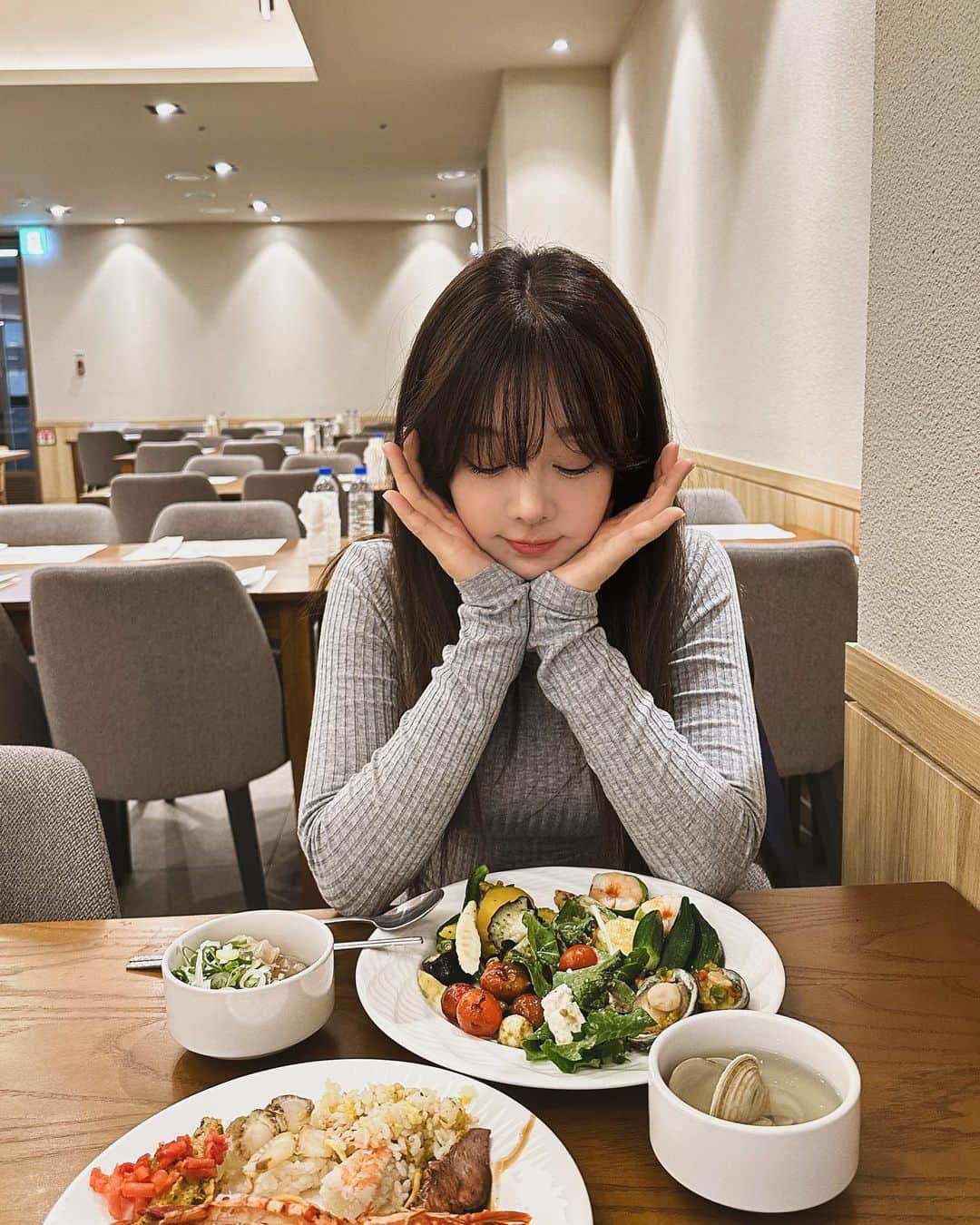 チョ・ミニョンさんのインスタグラム写真 - (チョ・ミニョンInstagram)「민기85랑 결혼식 다녀오는 택시 안인데 새언니한테 굽신거려서 오늘 술먹는 허락을 받은 민기85 신나서 친구 애아빠한테 전화해서 한잔하자니까  친구”  허락받아 볼게 잠시만 “ 민기85 ” 응~ 허락을 대체 언제 까지 받고 사냐  옆에서 듣다 어이없어 내가 오빠도 방금 허락 맡았잖아!  민기85 “ 잘 들어 ! 이게 나의 허세야 남자들 다 이래 라고 하는데 아 ㅋㅋㅋㅋㅋㅋㅋㅋㅋㅋㅋㅋㅋ  그리고 친구 와이프분이 올 때 유안이도 데려와 달라니까  민기85 : 내가 가서 유안이 처럼 놀면 안되냐?  아,,,, 낼 모레 40줄 양반이 할 대사인가 싶네요 오늘도 새언니에게 감사함을 느끼며 따듯하게 하루가 저무네요  모두 감기 조심하세요 넘 춥네요」12月16日 16時54分 - xxjominxx