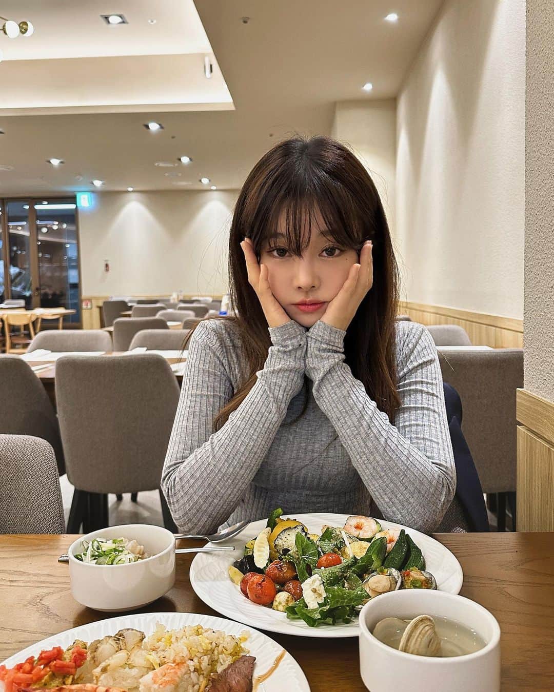 チョ・ミニョンさんのインスタグラム写真 - (チョ・ミニョンInstagram)「민기85랑 결혼식 다녀오는 택시 안인데 새언니한테 굽신거려서 오늘 술먹는 허락을 받은 민기85 신나서 친구 애아빠한테 전화해서 한잔하자니까  친구”  허락받아 볼게 잠시만 “ 민기85 ” 응~ 허락을 대체 언제 까지 받고 사냐  옆에서 듣다 어이없어 내가 오빠도 방금 허락 맡았잖아!  민기85 “ 잘 들어 ! 이게 나의 허세야 남자들 다 이래 라고 하는데 아 ㅋㅋㅋㅋㅋㅋㅋㅋㅋㅋㅋㅋㅋ  그리고 친구 와이프분이 올 때 유안이도 데려와 달라니까  민기85 : 내가 가서 유안이 처럼 놀면 안되냐?  아,,,, 낼 모레 40줄 양반이 할 대사인가 싶네요 오늘도 새언니에게 감사함을 느끼며 따듯하게 하루가 저무네요  모두 감기 조심하세요 넘 춥네요」12月16日 16時54分 - xxjominxx