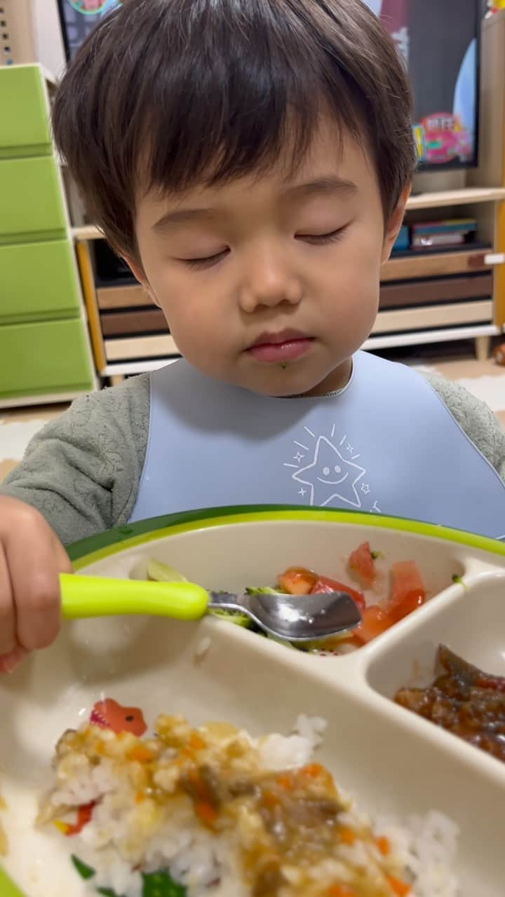 大湯みほのインスタグラム：「………  大好きなトマト🍅を〜食べたいけれど〜  眠いけど〜  まだまだ🍅トマト食べたいし〜  眠気　vs  食欲　✨✨✨✨  さぁ〜どっちが勝ったでしょうか👶笑」