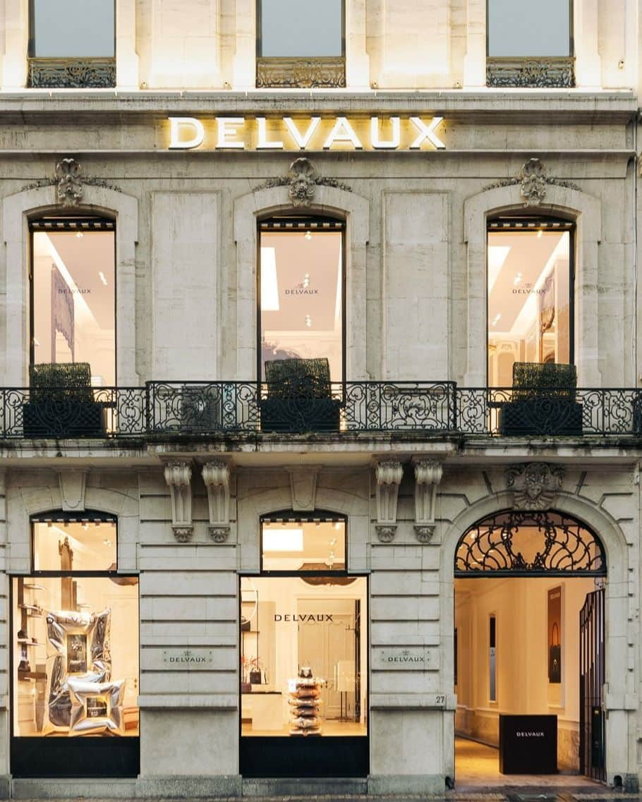 デルボーさんのインスタグラム写真 - (デルボーInstagram)「Enter our world. ⁣ ⁣ Delvaux’s holiday windows are a wondrous, luminous installation of Ben Storms’ silver cushions displaying the most exquisite of our signature designs. Visit one of Delvaux’s global boutiques to discover the artistry and savoir faire that define our collections and find exceptional gifts for everyone on your list. Including yourself.⁣ ⁣ #Delvaux」12月16日 17時00分 - delvaux