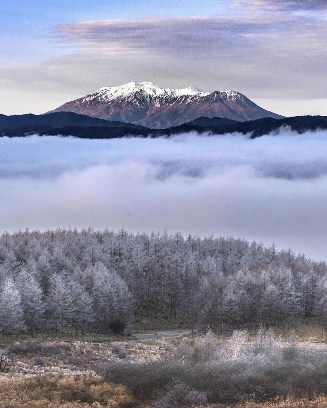 ?長野県 観光 公式インスタグラム のインスタグラム：「// Photo by @ji_ji_jo  標高3,067m 「御嶽山」 ＠木曽町  現在も火山活動を続けている「御嶽山」 富士山などとともに、信仰の山として知られています🏔✨  このような円すい型の美しい形容となったのは何度も繰り返された爆発のため👀✨️  御嶽山を囲む景色は、四季によって様々な風景を みせてくれますよ😀✨️  ＝＝＝＝＝＝＝＝＝  Mt. Ontake (Kiso Town)  Mt. Ontake is the second tallest volcano in Japan and remains active to this day. Along with the likes of Mt. Fuji, it has long been an object of mountain worship.  Its pleasant, conical shape is the result of numerous volcanic eruptions.  There’s a new side to see of this venerable peak in every season.  ＿＿＿＿＿＿＿＿＿　  Location / Kiso Town , Nagano , Japan   #おうちでながの #長野のいいところ #御嶽山 #木曽町  ＿＿＿＿＿＿＿＿＿  🍁インスタアワード秋冬⛄作品募集中📷  #長野の列車旅秋冬 撮影場所(長野県内に限ります) をキャプションに入れて 応募期間（10/16～1/31）に投稿してください。 優秀作品に選ばれると 長野県特産品セットをプレゼント🎁」