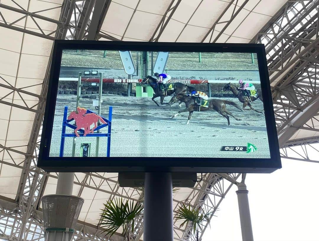 佐藤夢さんのインスタグラム写真 - (佐藤夢Instagram)「阪神競馬場へ愛に来てくれてありがとーございましたー🥳朝から沢山ファンの方が来てくれてたり初めての方もいっぱいお声掛け嬉しかったです🥰SKNフラッシュ8全員を応援してくれるのも嬉しいけどやっぱり変わらず『夢氏推し』言葉に心掴まれてました🫰🏻💕続けてきて本気で良かったです🥰  予想の結果は…阪神１０レースだけ❗️  馬単とれてました👏👏  やっぱり中央は難しい❗️まだまだ勉強不足なので改めてまた詳しく調べたり教えてくださいませ🙋‍♀️  予想のって馬券買ってくれた皆さんすみませんでした🙏😅😅  あらためて本拠地の園田競馬で夢馬券一緒にとりましょうね👍笑  本当みんなありがとねー😘✨  次回は年末に園田競馬で❤️  #阪神競馬 #SKNフラッシュ8 #中央競馬 #地方競馬 #園田競馬 #競馬予想」12月16日 17時04分 - dreamsatoo