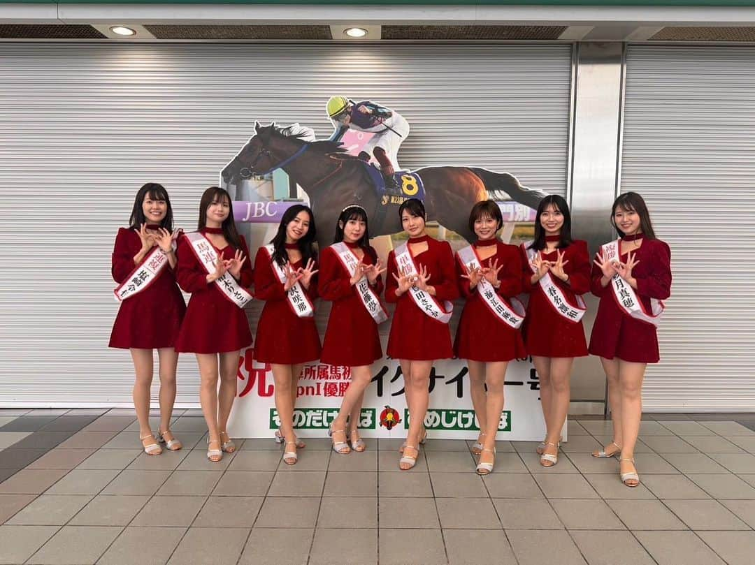 佐藤夢のインスタグラム：「阪神競馬場へ愛に来てくれてありがとーございましたー🥳朝から沢山ファンの方が来てくれてたり初めての方もいっぱいお声掛け嬉しかったです🥰SKNフラッシュ8全員を応援してくれるのも嬉しいけどやっぱり変わらず『夢氏推し』言葉に心掴まれてました🫰🏻💕続けてきて本気で良かったです🥰  予想の結果は…阪神１０レースだけ❗️  馬単とれてました👏👏  やっぱり中央は難しい❗️まだまだ勉強不足なので改めてまた詳しく調べたり教えてくださいませ🙋‍♀️  予想のって馬券買ってくれた皆さんすみませんでした🙏😅😅  あらためて本拠地の園田競馬で夢馬券一緒にとりましょうね👍笑  本当みんなありがとねー😘✨  次回は年末に園田競馬で❤️  #阪神競馬 #SKNフラッシュ8 #中央競馬 #地方競馬 #園田競馬 #競馬予想」