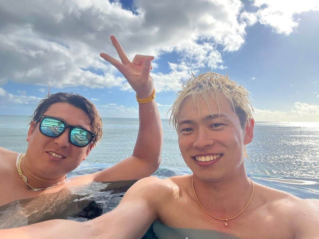 杉本裕太郎さんのインスタグラム写真 - (杉本裕太郎Instagram)「ハワイ③🌻 #更新しすぎてすみません #これでラストです #ご飯系は裏アカウント載せます @raogohan   #OGC #オリックスゴルフクラブ #友哉亮初参戦  #OWB #オリックスウォーターボーイズ #名球界選手が滝行してたので祈っときました」12月16日 17時06分 - 99tarosu345