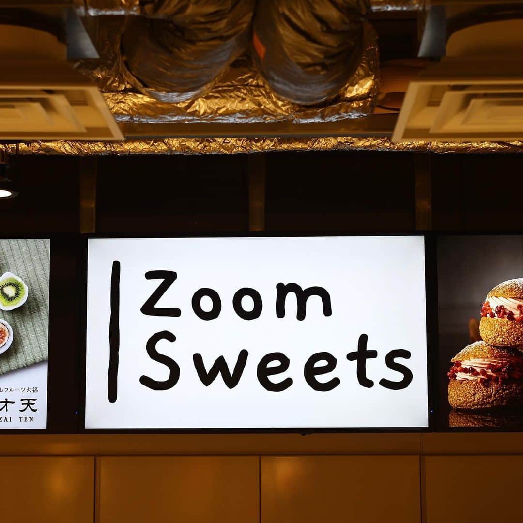 きょん。さんのインスタグラム写真 - (きょん。Instagram)「「京都高島屋S.C.」T8地下一階の ポップアップブース「Zoom Sweets @zoomsweets 」に コンテスト優勝パティシエ・小西拓也さんが 手がけるシュークリーム専門店 「Re:breathe @re_breathe_takuyakonshi 」が初お目見えーっ！  フランスの伝統菓子である 「パリブレスト」 から着想を得たという ショコラとバナナを合わせた チョコレートイノベーション2022優勝作品 「Re:breathe(リ・ブレス) 」。  そんなリ・ブレスを カジュアルに食べやすくした 「Re:puff(リパフ)」の計4種類がラインナップ。 (バニラ・ピスタチオ・ベリーの3フレーバーあり✍️)  軽く触れただけでびびびっ！！！と 衝撃が走った悶絶級の味わい...🤤  12月末までの限定出店と聞いて、 オーマイガー！と思っていたところに、 2月末まで延長されることになると聞いて歓喜🥺  シェフによるとですね、 1月中旬にはバレンタイン限定のシュークリームも 仲間入りするとのこと！  楽しみでしかねえです...🤤  #PR #Rebreathe #kyotosweets #京都スイーツ #kyotofood #japanfood#japantrip #japanculture #kyototrip #kyotofood #京都カフェ #髙島屋」12月16日 17時09分 - kyon_tokiiro
