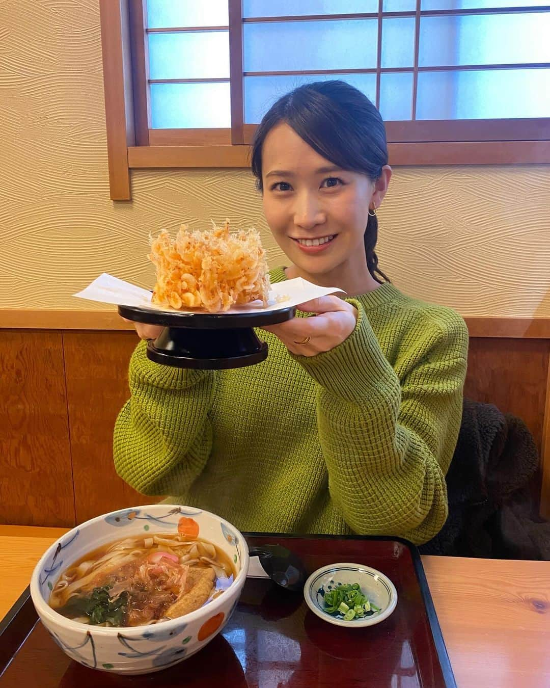 島津咲苗のインスタグラム：「大好きなお店。  あんまりお腹が空いていない時でも この桜エビ天かき揚げは頼んでしまう...  塩で食べるのが最高です。 ごちそうさまでした😋 . . . #丸一 #うどん #きしめん #東別院ランチ #上前津ランチ #名古屋ランチ #名古屋グルメ #おひるごはん #なごやめし #桜エビのかき揚げ #メーテレ #アナウンサー #島津咲苗 #ニットコーデ #ざっくりニット」