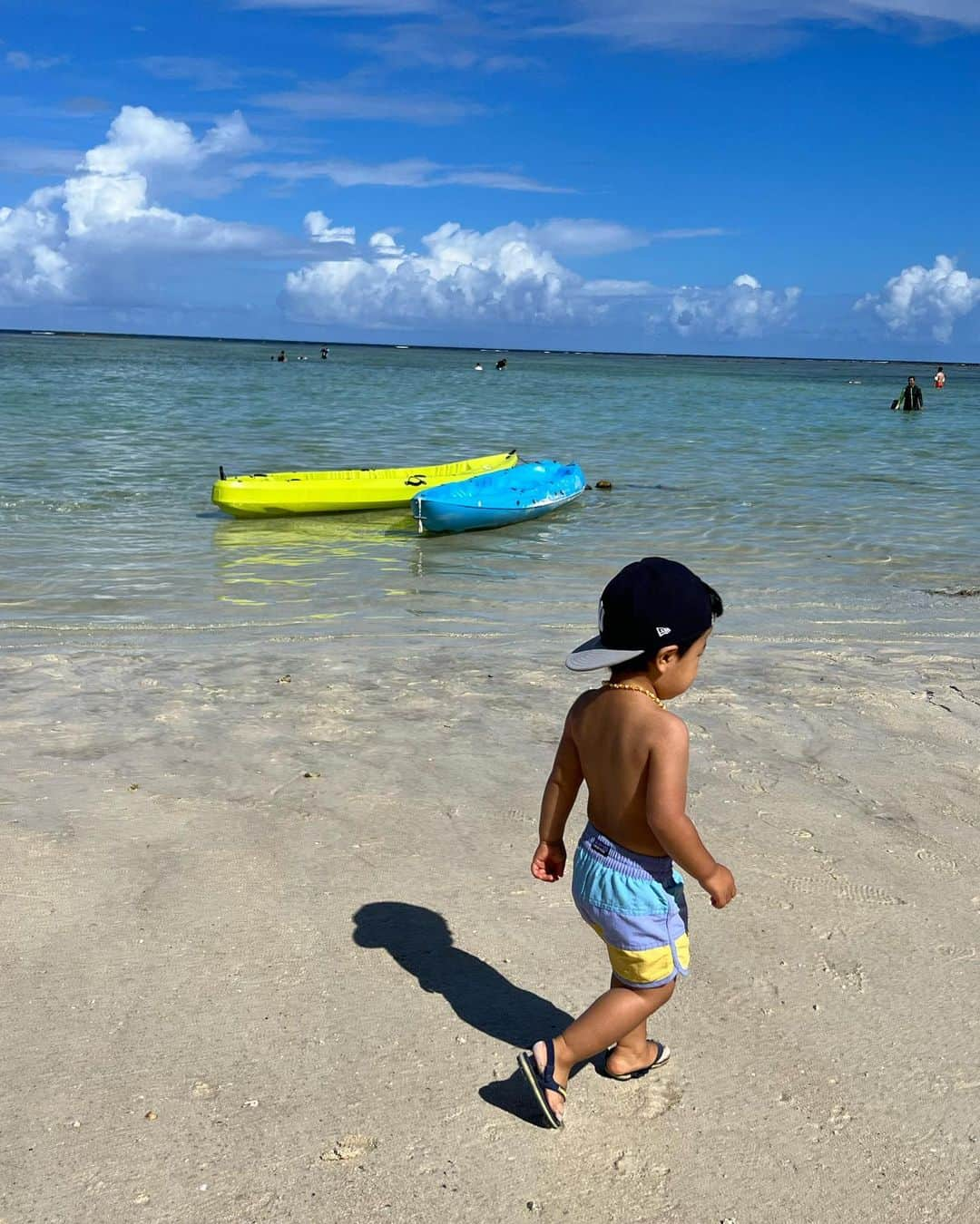 安田華乃のインスタグラム：「銀さん、海外デビュー♥️✨  0歳は私がびびって行けなかったけど 1歳までには一緒に海外行きたいって ずっと思ってたから、夢が叶った感じ🥹  どこに連れてこられているのか わからないなりに、 外人のお友達を作って、 海では全力お砂場遊び、 プールでは水かけ合いごっこ 楽しんでいた🪼  疲れる旅行と覚悟して行ったけど それはそれは大変www イヤイヤひっくり返り、 とにかくママっ子。ママじゃなきゃダメ← そこがきつかったかなぁ😇😇😇笑  でも、4年ぶりの海外は、 綺麗な海と景色に癒されたし、 親子3世代で旅行行けてよかった🥹❤︎ 来年はロングフライトに挑戦予定✌︎('ω')✌︎  #ファーストビーサン #サイズアウトしたね #海外デビュー #グアム旅行 #tsubakitower  #dusitthaniguam  #1歳8ヶ月 #家族旅行 #親子三世代旅行 #成田エクスプレス #小鉄くん　#興奮気味 #ちびオヤジ #一丁前ヘッドホン」