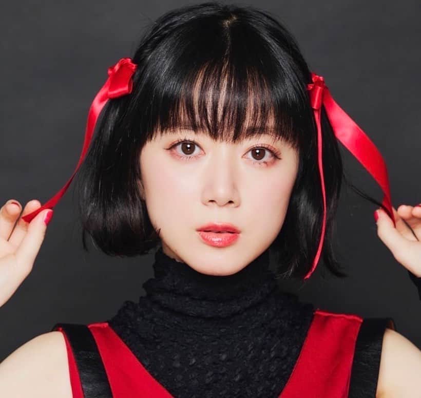 工藤晴香のインスタグラム：「ソロLIVE「Revenge My Blaze」キービジュアルです！ 私のテーマカラーって青ですが、今回は赤がメイン🔥  photo by @eguma  hair&make @_____hm.mym_____  styling sachie harada」