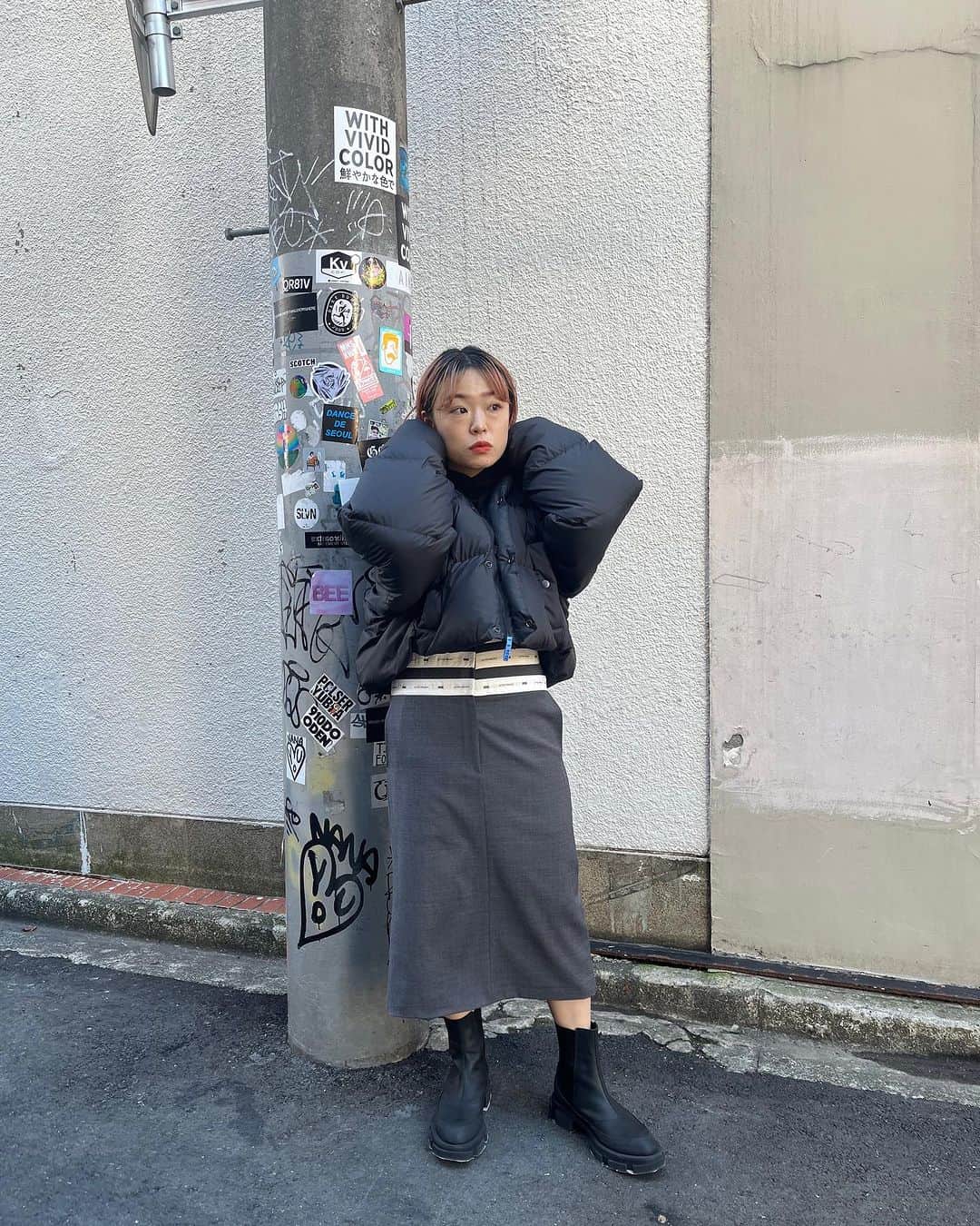 MIDWEST TOKYO WOMENのインスタグラム：「. 【tops】 cropped pullover hoodie @studior330 black,green,brown,beige size M  【outer】 cropped down jacket @miharayasuhiro_official black size 36  【skirt】 waistband layered skirt @eenk_official gray,black size xs,s 着用サイズ s  【shoes】 gao chelsea @bothparis black,white size 35-39  @midwest_tw staff 160cm  ______ ______ ______ ______  MIDWEST TOKYO 東京都渋谷区神南1-6-1 ☎︎03-5428-3171 ✉︎tokyo_w@midwest.jp  月〜土 12:00〜20:00 日・祝 11:00〜19:00  商品に関してのご質問、その他ございましたら お気軽にコメント、DMください。」