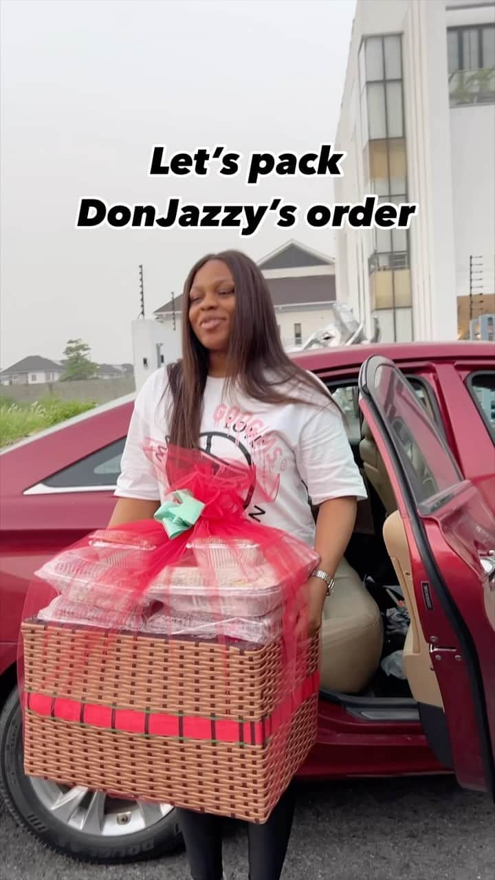 Don Jazzyのインスタグラム：「You guyssssss, Join me to package DonJazzy’s order. I can’t even stop smiling 😊.  Hi guys please check our pinned post for my Christmas menu. Limited slots available.   We take orders in bowls (1L-10L  and above) everyday. Menu is on my highlights  24hours preorder 💯 value for money  #favimorefood #favimorekitchen #foodie #foodvendorsinlagos #lagosfoodvendor #lagosfoodie #explore #explorepage #reels #instagram #dodo #lagos #nativerice #villagerice」