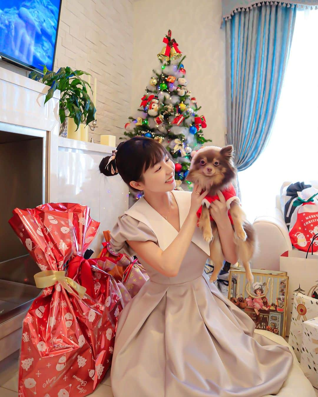 栗田恵美さんのインスタグラム写真 - (栗田恵美Instagram)「みんなでChristmas🎁🎄🎄  しぇりたんは控えめさんなので洋服も嫌がって着てくれなかった涙  しぇりたんも近くにいるけど写真は写ってくれなかった〜！！！」12月16日 17時47分 - kurita__emi