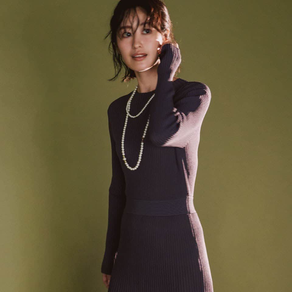 celford_officialのインスタグラム：「【COLUMN】 ⁡ 〜透明感のある女性を冬らしく演出するなら〜 ⁡ 透き通るような肌をアピールするなら、 黒を使わないコーデにトライしてみて！ ⁡ シアーな裾のリブニットワンピもリュクスな ビッグカラーショートコートも他ではなかなか 見つからない艶のある美肌効果絶大カラー。 ⁡ 小物も黒以外で徹底すると更に効果が増します！ ⁡ dress ¥26,400 coat ¥31,900 ◆どちらも発売中 ⁡ オンラインから是非ご覧下さい。 ⁡ Height:165cm Size:36 ⁡ ⁡ #CELFORDAW23 #celford #セルフォード」