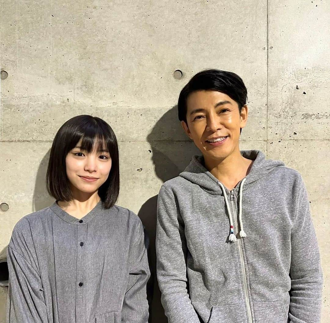 當真あみさんのインスタグラム写真 - (當真あみInstagram)「舞台「ハリー・ポッターと呪いの子」を見てきました！ プロジェクションマッピングやワクワクするようなイリュージョン、実際に魔法を使っている姿を見ることが出来て感動しました！ ディメンターの登場に大興奮してました。 藤木さんのハリーポッター姿がとてもかっこよかったです！ あっという間でしたが幸せな時間でした😊 #藤木直人 さん #パパなつ」12月16日 17時52分 - ami_touma_