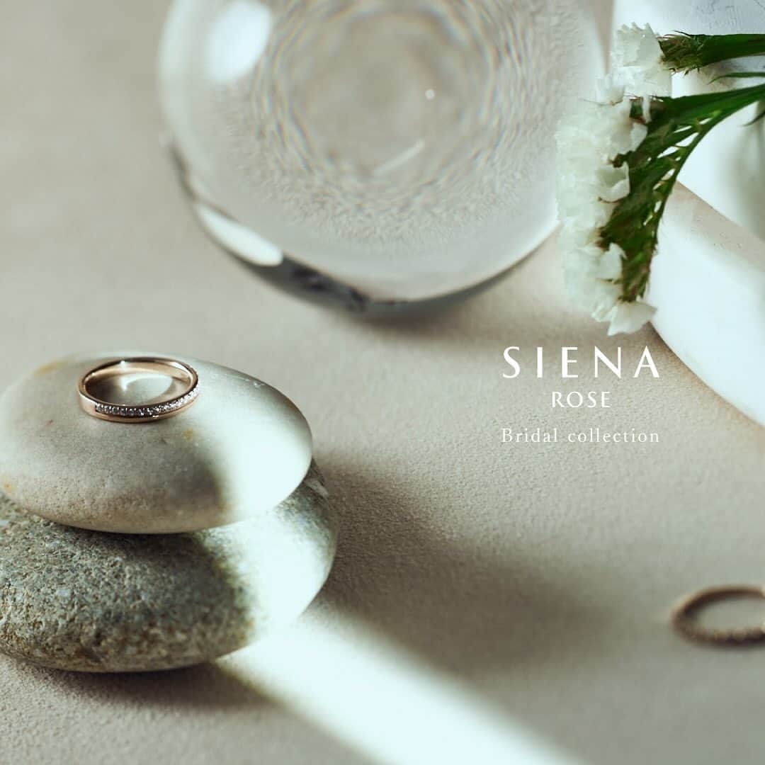 SIENAのインスタグラム：「SIENA ROSE bridal collection  一生つけることを考えて生まれた ライフジュエリー”ロゼチナ”  ロゼチナ〈ローズプラチナゴールド〉」はゴールド（Ｋ18）とプラチナが融合して生まれました。一生つけることを考えて、主張しすぎず、肌馴染みの良いカラーに仕上げました。ゴールドの持つ優美さと、プラチナの気品とが溶け合った深みのある落ち着いた色合いが特徴です。あなたの指元を、一生を通して上品に彩る、それがロゼチナです。  #sienarose」