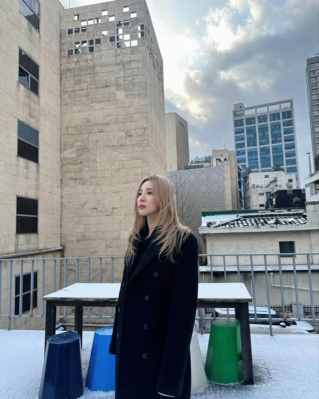 ダラ さんのインスタグラム写真 - (ダラ Instagram)「올겨울 제대로된 첫눈 ❄️☃️  펑펑 내리는 눈이 아름답기도, 쓸쓸하기도」12月16日 17時56分 - daraxxi