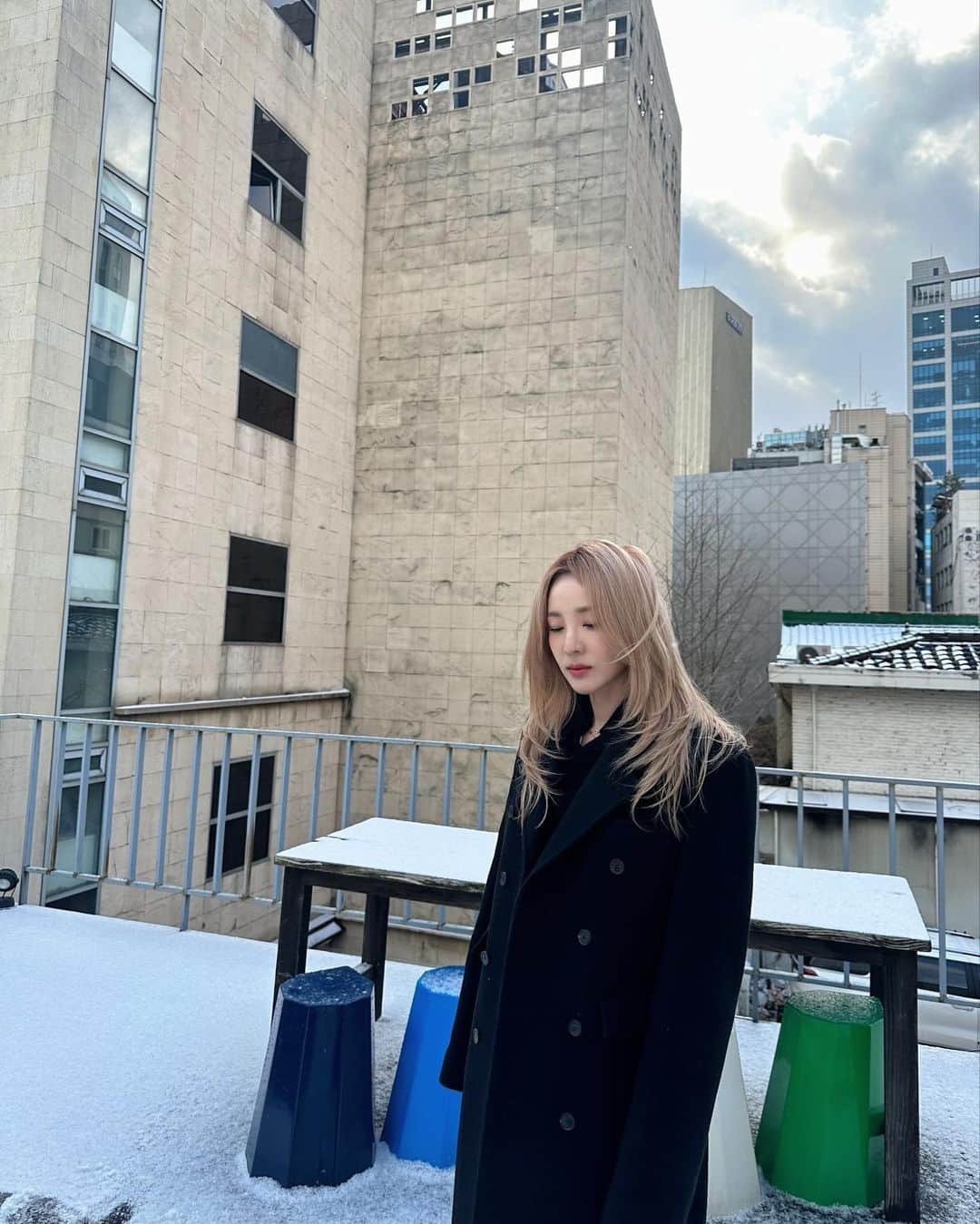 ダラ さんのインスタグラム写真 - (ダラ Instagram)「올겨울 제대로된 첫눈 ❄️☃️  펑펑 내리는 눈이 아름답기도, 쓸쓸하기도」12月16日 17時56分 - daraxxi