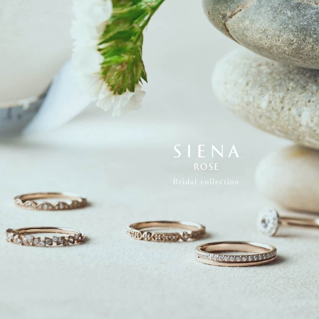 SIENAのインスタグラム：「SIENA ROSE bridal collection  一生つけることを考えて生まれた ライフジュエリー”ロゼチナ”  ロゼチナ〈ローズプラチナゴールド〉」はゴールド（Ｋ18）とプラチナが融合して生まれました。一生つけることを考えて、主張しすぎず、肌馴染みの良いカラーに仕上げました。ゴールドの持つ優美さと、プラチナの気品とが溶け合った深みのある落ち着いた色合いが特徴です。あなたの指元を、一生を通して上品に彩る、それがロゼチナです。  #sienarose」