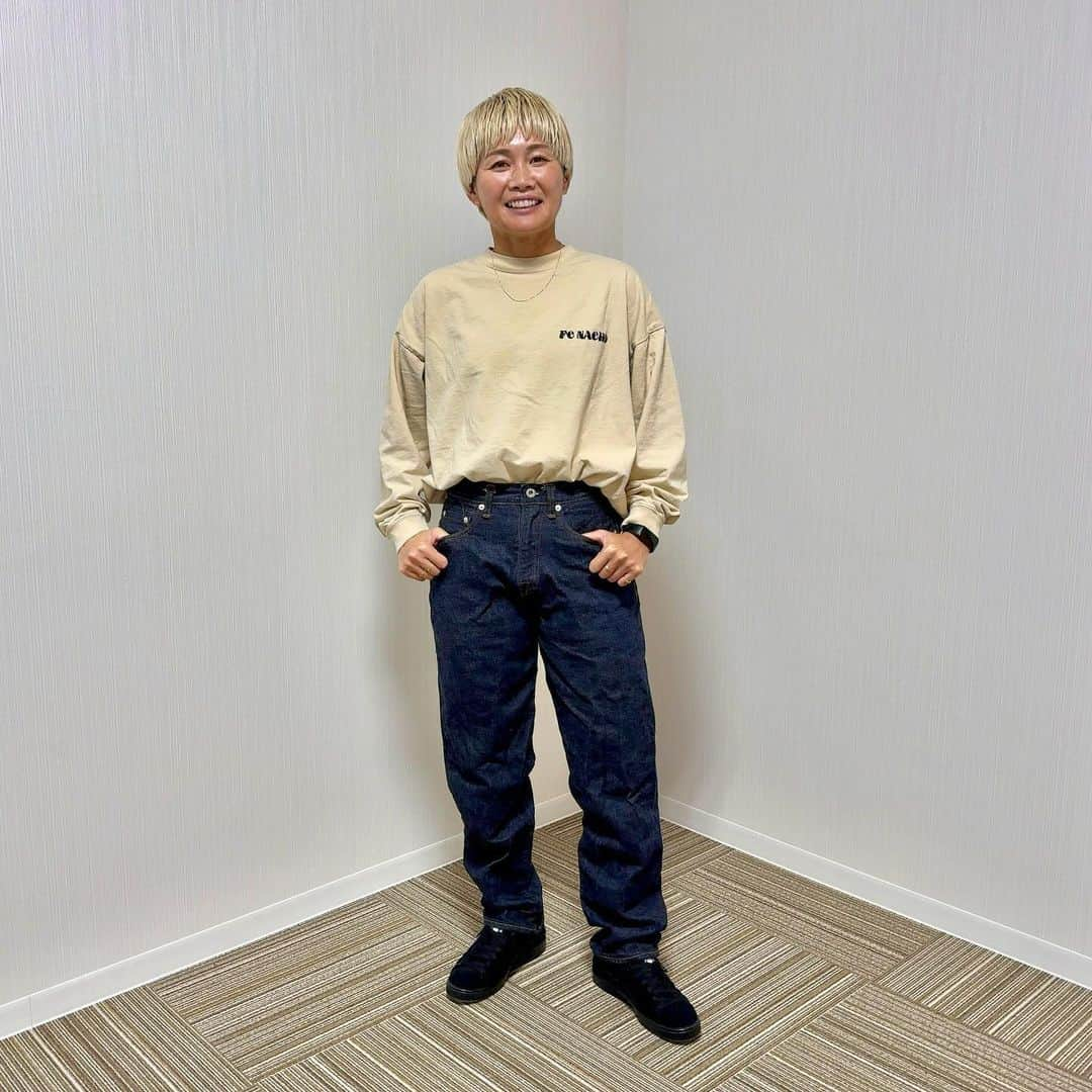 川澄奈穂美のインスタグラム：「👖👖👖 ▽ NYで出会ったトモさん！なんとジーンズ職人👖 私も@atlanticstandardbk でカスタムオーダーデニムジーンズを作っていただきました！ デニム生地からアクセサリーまで自分の好みを選べます❣️  ▽ ジーンズ買う時サッカー選手あるある。 ➡️腿で合わせるとウエストぶかぶか、ウエストで合わせると腿パツパツ（入らない時もある）、ピッタリサイズには一生出会えないと思っている。 ▽ カスタムオーダーならそんな悩みも解消🤩✨ フィッティングはパターンから一人ひとりに作るので、アスリート体型の方でも大丈夫🙆🏼助かります🙏🏽 ジーンズって長持ちするし、自分にピッタリの一本を持っておくのはいかがですか💙 NYのオーダージーンズ履くとかナウすぎるよ🗽 それにしても工房がかっこよかった。 ▽ 🔗サイト→ https://atlanticstandardbk.com  サイトは英語ですが、@atlanticstandardbkにDMすれば日本語でも対応してもらえますよ🇯🇵」