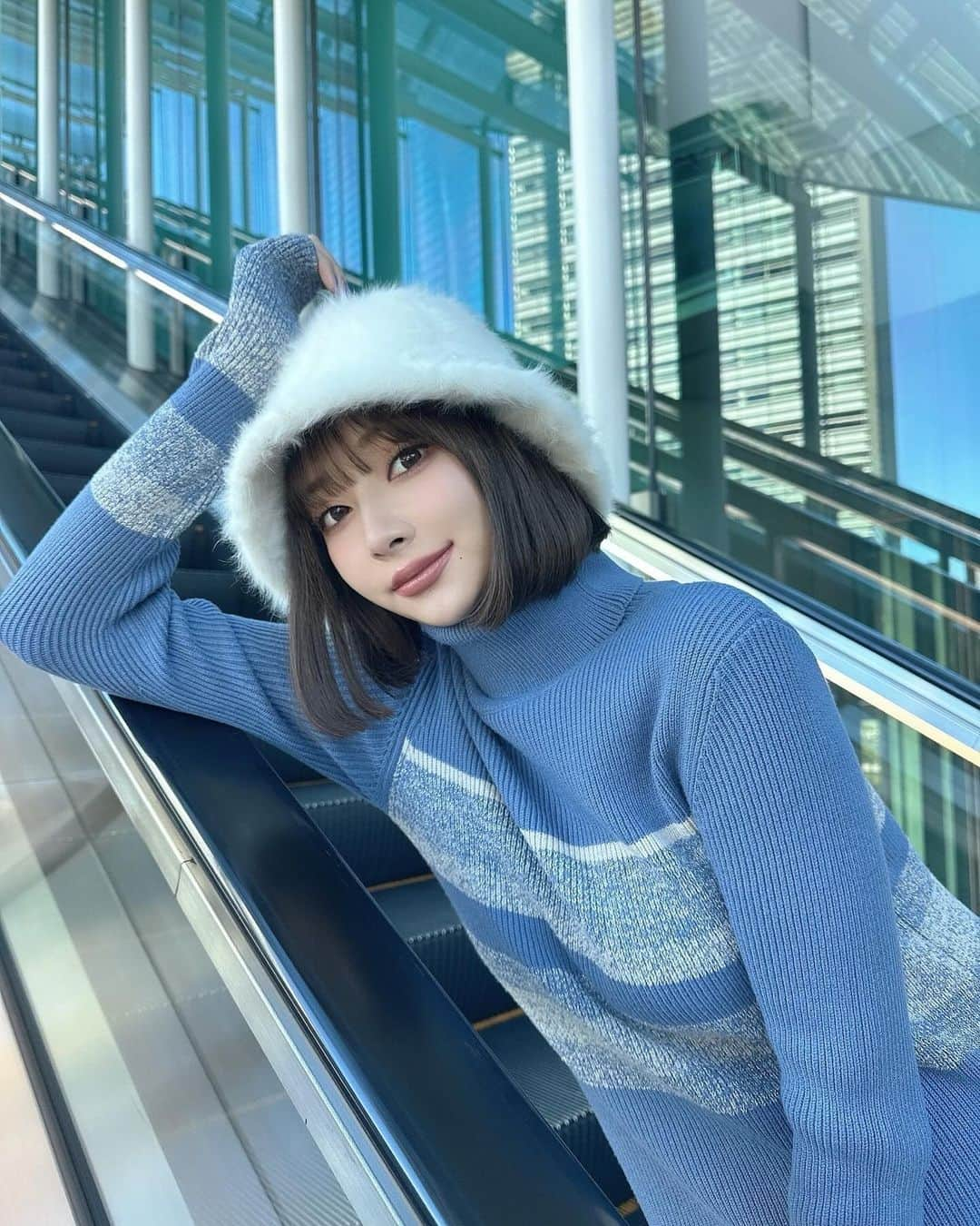 PyunA.(ぴょな)のインスタグラム：「AMBIENTの冬服がかわいすぎる🥺❄️  特にブルーのニットワンピは1番気に入ってる♡  モデルもさせていただいたので、 みんなも是非チェックしてみてね♡」