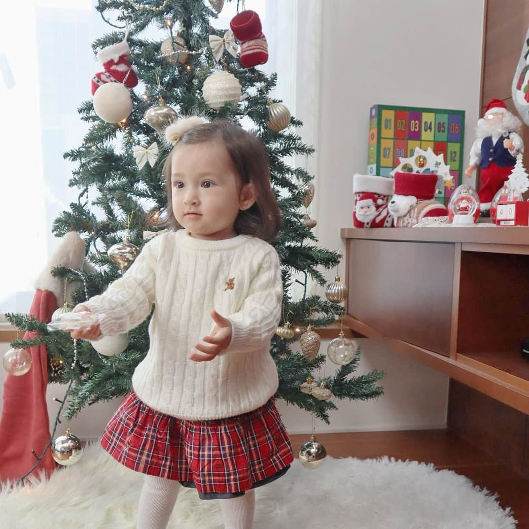 MIKI HOUSE ミキハウスのインスタグラム：「いよいよ本格的な冬が到来❄ 来週末はクリスマスですね🎄🎅  ケーブル編みのセーターとチェックの スカートでホリデーシーズン🎄にぴったりな コーディネートの完成⛄🔔 Aラインシルエットのアウターとの 相性もばっちりです👍"  リボンのカチューシャやボアと合わせて 女の子らしさあふれる@stef_bebe さんの ホリデーコーデがとってもキュート🎅♥  ぜひコーディネートの参考にしてみてくださいね♡🥰   #mikihouse #ミキハウス #ミキハウスコーデ #クリスマス #holidays #Christmas #HappyHoliday #happyholidays #クリスマスギフト #冬コーデ #winter #knit #ニット小物」