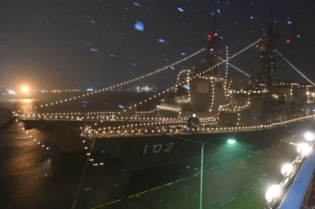 海上自衛隊のインスタグラム：「各基地から、素敵な電灯艦飾の写真が届きました。 イルミネーションの時期なので、皆様にもお届けします！  こちらは佐世保地区で撮影されました！ 雨が雪のように映り、季節を感じる１枚となりました。 @jmsdf_srh  #電灯艦飾 #イルミ #海上自衛隊」