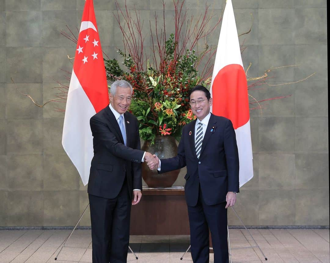 リー・シェンロンのインスタグラム：「Glad to meet Japan PM @fumio_kishida again, our fifth time in two years!   Singapore-Japan relations are excellent. We are strong economic partners with deep cooperation in forward-looking areas such as the future economy, digitalisation, sustainability and energy, and in the climate and food domains. This week, Singapore and Japan signed a Memorandum of Cooperation on establishing a Green and Digital Shipping Corridor between our ports. This reflects our shared commitment to decarbonisation and digitalisation in the maritime sector.   PM Kishida and I had a good discussion both on our bilateral cooperation and on key regional and international developments. 2026 will be the 60th anniversary of bilateral relations – a major milestone. Singapore looks forward to commemorating the friendship between our countries and strengthening our relations further.   I thanked PM Kishida for hosting the @asean-Japan Commemorative Summit, and look forward to working closely with him to implement the #ASEAN-Japan Comprehensive Strategic Partnership. – LHL   (MCI Photo by Lim Sin Thai)」