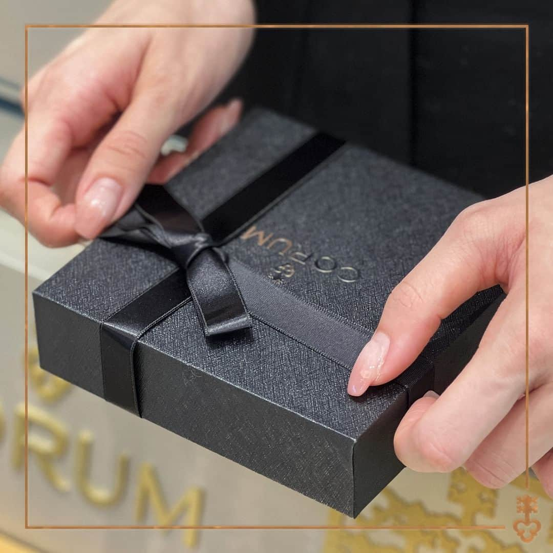 コルムさんのインスタグラム写真 - (コルムInstagram)「'Tis the season. Find your perfect gift at Corum.  #ACorumChristmas #CorumWatches」12月16日 18時00分 - corumwatches