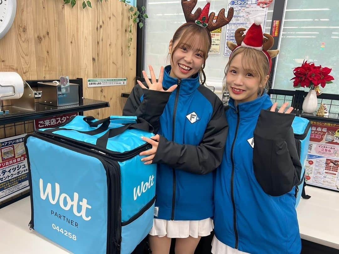 ファイターズガールのインスタグラム：「. みなさん、こんにちはー！  フレップ、真帆と琴美で Woltの1日配達パートナーをしてきました🚚  スーパーやカフェに行って食品をもらい Woltのリュックを背負って私たちがお届けしてきました✨  お届け先では子供達と触れ合ったり、可愛いワンちゃんに出会ったり…♡ 皆さん喜んでくれてHAPPYな気持ちになりました🥰  また機会があればまた配達パートナーになりたいです🤍 ご注文いただいた皆さま、ありがとうございました💫  #fightersgirl #ファイターズガール #lovefighters #北海道日本ハムファイターズ #新時代 #FANS_ARE_OUR_TREASURE #フレップ #大西真帆 #竹市琴美 #wolt #1日配達パートナー」