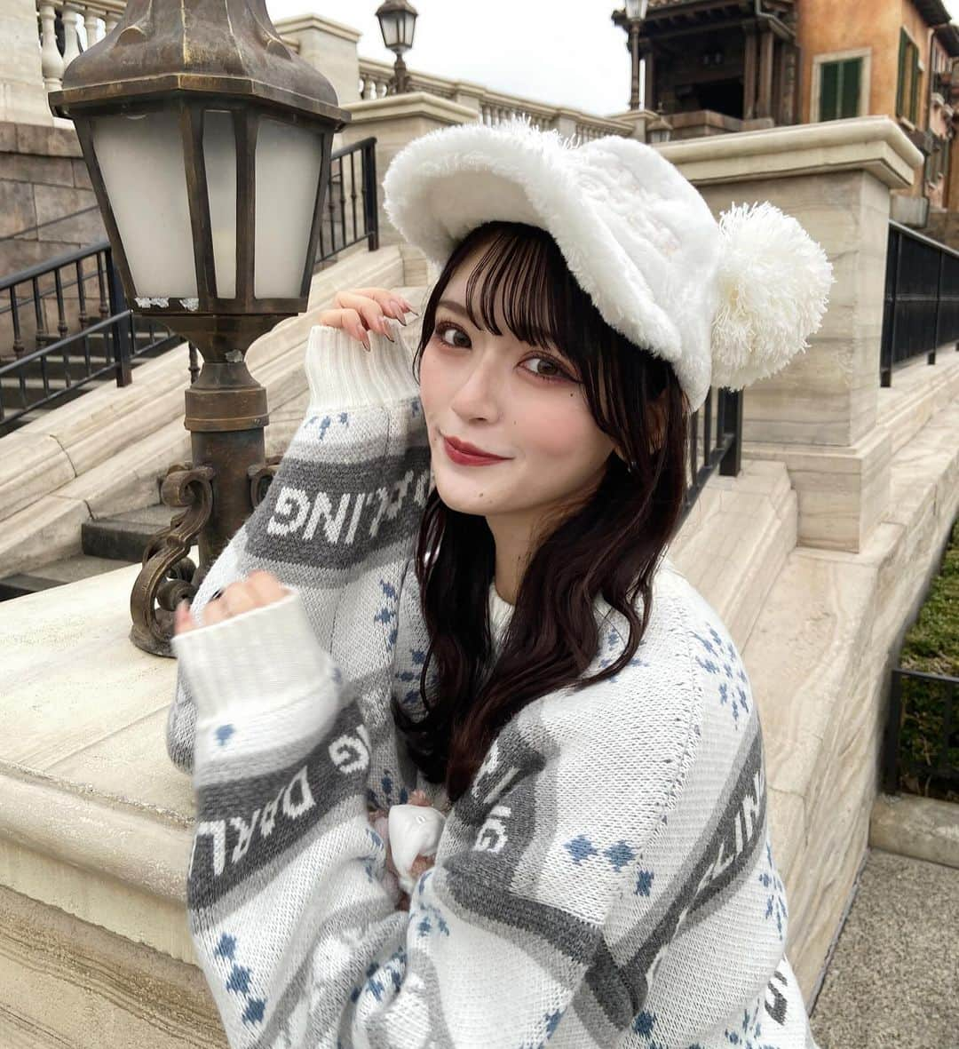 紗彩のインスタグラム：「写真スポすぎた꒰ᐢ‪⸝⸝⸝⸝ᐢ꒱♡  いっぱい食べたから挟んどきます🥨🍿♡ クリスマスディズニーが一番好き🎄  .  #クリスマス#ディズニー#ディズニーコーデ #ディズニーフード#ディズニーシー #disney #disneysea #fff#lfl#likesforlike #いいね返し#ブルベ#ディズニーカチューシャ #ファンキャップ」