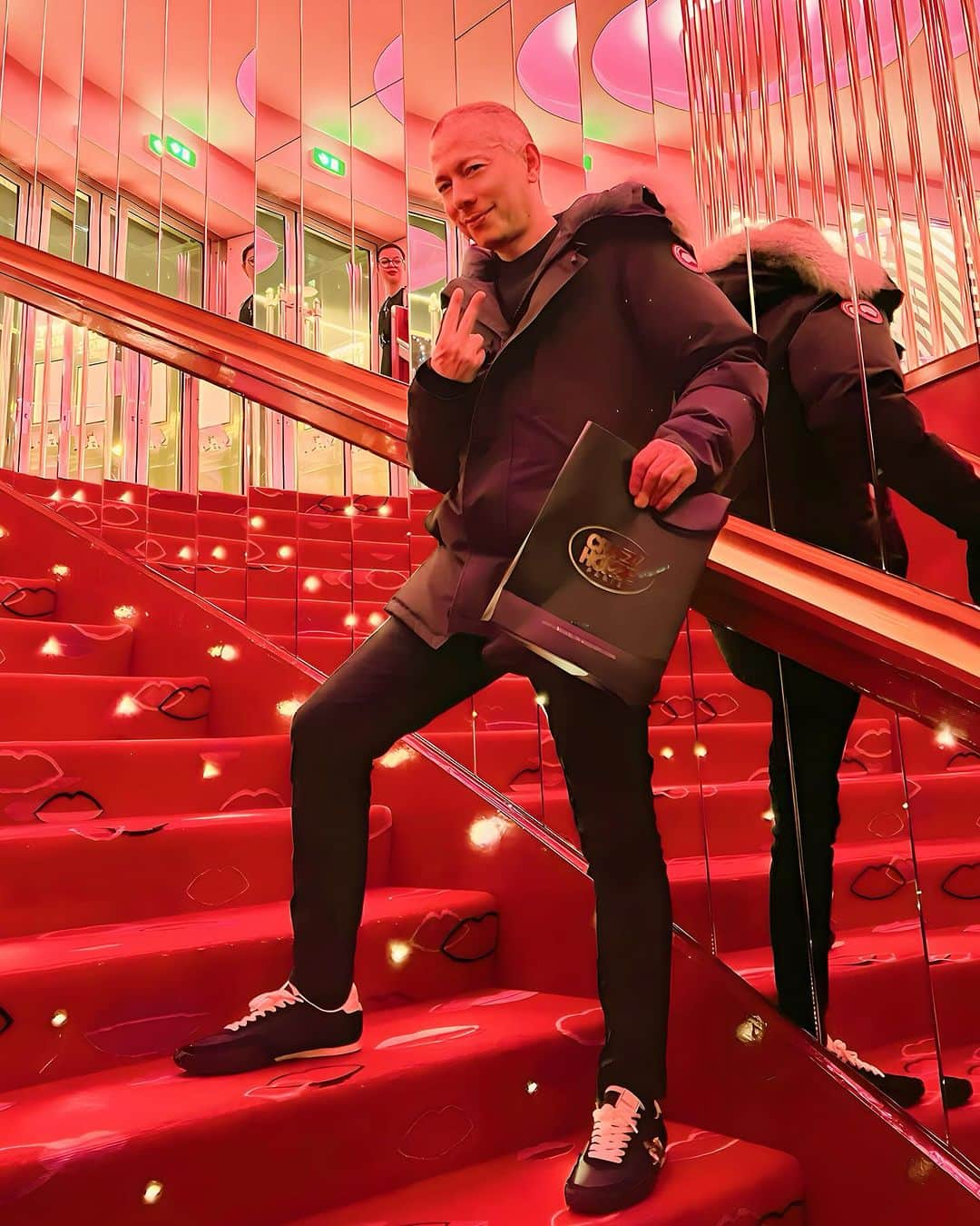 MITOMI TOKOTOのインスタグラム：「Happy Birthday to me！😁🥰 昨日は Crazy Horse Paris でお祝いして貰った❣️💃🏼 いや、日本でやりたいと思った！🔥 スタッフと話したが、日本とレベルが違い過ぎて、もう恥ずかしい本当に！🫣😅 是非一回行ってみて下さい！🔥 そして皆さんの DMとLINE本当にありがとう御座います❣️😭💓 今日も誕生日パーティーあるので、ここまでにします🎊🙏 皆さん、ありがとう😭😭💖」