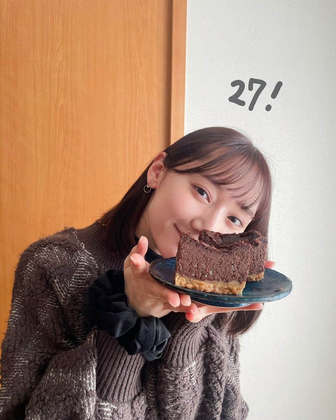 高井真菜さんのインスタグラム写真 - (高井真菜Instagram)「27歳になりました  この1年はたくさんのご縁、経験に恵まれた幸せな年でした。 それもみなさんの支えや応援あってのことで... 本当にいつもありがとうございます！  失敗も前進も心に刻んで 楽しく柔軟に生きていきたいと思います  いっぱいチャレンジするぞ！ 27歳もどうぞよろしく☺︎」12月16日 18時17分 - mana_takai