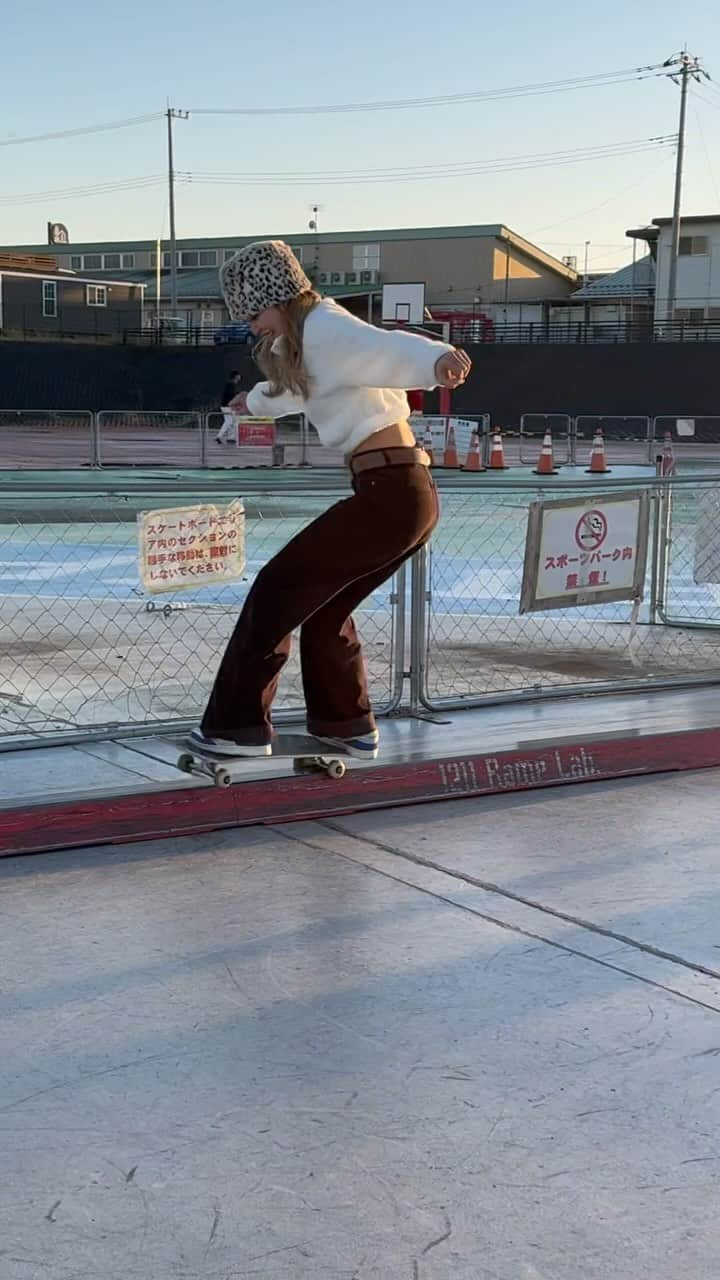 蘭のインスタグラム：「🌤️✨  #skatergirl#skate#skatelife#womendoskate #ootd#skatergirlstyle#skategirlpower#skateeverydamnday#skateboardingisfun #outfit#skatestyle#girlsskate#スケボー女子#ガールズスケーター」