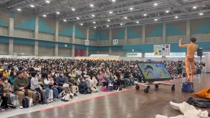 小島よしおのインスタグラム：「香川県JAグループ　 食と暮らしのフェスティバル　感謝祭 でライブ‼️  松原シェフの指導の下　香川の食材をふんだんに使ったお料理のお手伝い。をライブ形式で見てもらうというショーにも参加させてもらいました😁」