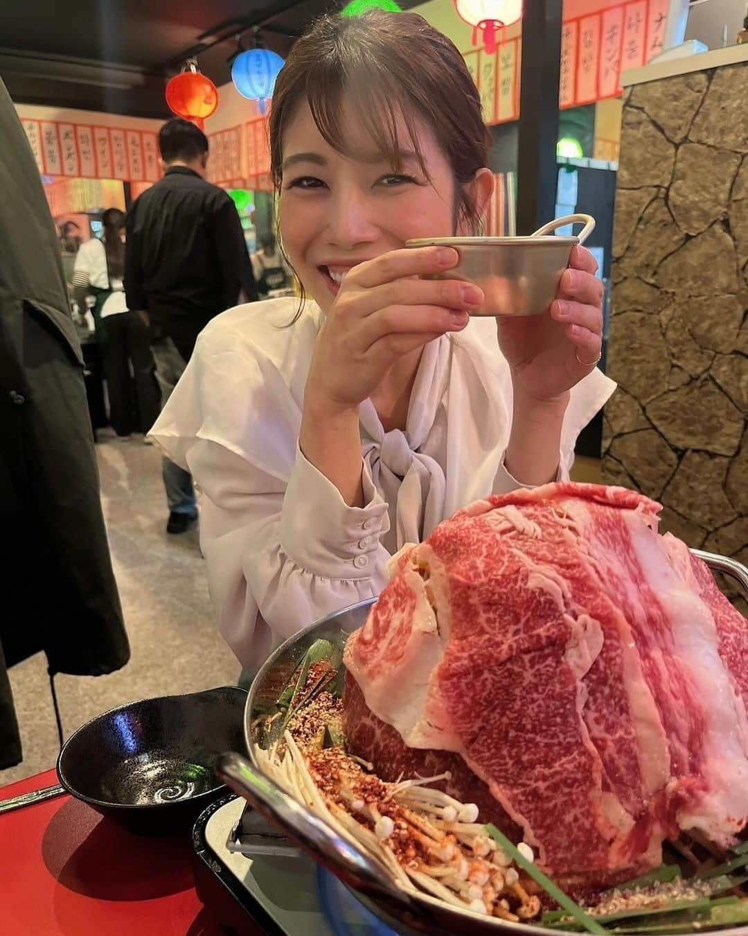 梅山茜さんのインスタグラム写真 - (梅山茜Instagram)「. 無性に食べたくなるのが韓国料理🇰🇷 先日、話題の水カルビ鍋を食べに コリアン酒場マンレ(@koreansakaba_manre )さんへ🥩 甘辛スープに聳え立つお肉の山！！ 下には野菜やキノコ、トッポギも入ってて ボリューム満点の上〆はサリ麺🍜！ お肉もとろとろにとろけるしほーんっまにおいしかった！！ ひたすら食べて喋って忙しかったです🫢 . #PR#韓国料理#韓国居酒屋#関西グルメ#なんばグルメ#水カルビ鍋 #アナウンサー#フリーアナウンサー#女子アナ#MC#司会者」12月16日 18時37分 - umeyama_akane