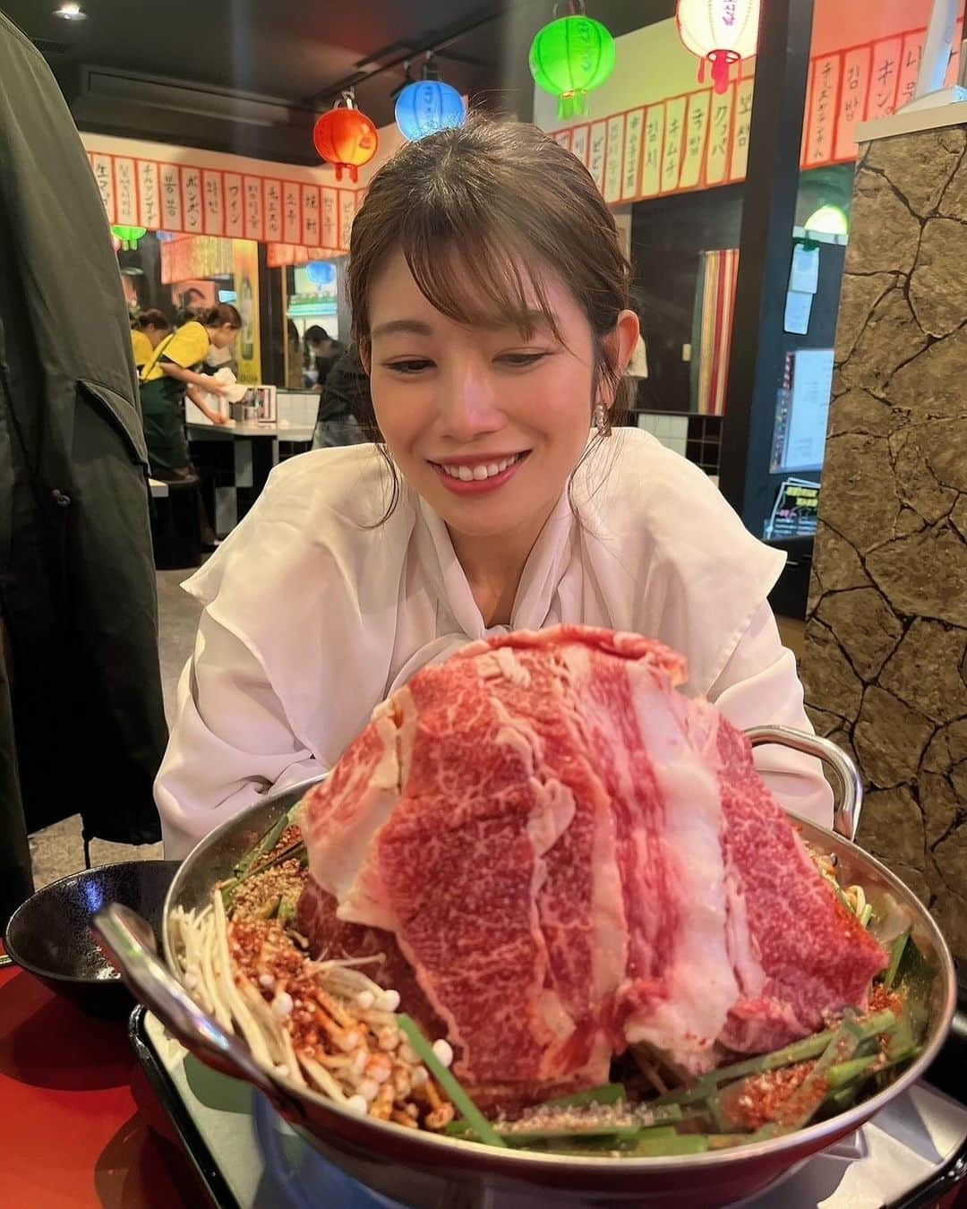 梅山茜さんのインスタグラム写真 - (梅山茜Instagram)「. 無性に食べたくなるのが韓国料理🇰🇷 先日、話題の水カルビ鍋を食べに コリアン酒場マンレ(@koreansakaba_manre )さんへ🥩 甘辛スープに聳え立つお肉の山！！ 下には野菜やキノコ、トッポギも入ってて ボリューム満点の上〆はサリ麺🍜！ お肉もとろとろにとろけるしほーんっまにおいしかった！！ ひたすら食べて喋って忙しかったです🫢 . #PR#韓国料理#韓国居酒屋#関西グルメ#なんばグルメ#水カルビ鍋 #アナウンサー#フリーアナウンサー#女子アナ#MC#司会者」12月16日 18時37分 - umeyama_akane