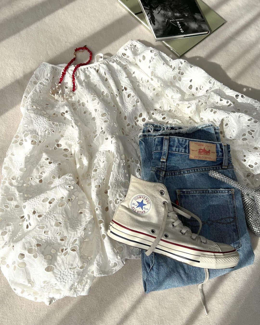 Ungridさんのインスタグラム写真 - (UngridInstagram)「pickup pre order item___________ ． ． ． #カットワークレースボリュームブラウス  ¥13,200(tax in) オフホワイト / オレンジ / グリーン  カットワークレースを使用したブラウス 。   バックスタイルが肌見せのデザインでキャッチーな印象。   たっぷりとしたスリーブボリュームもポイント。   首元はボートネックで大人でスッキリとした印象で着用いただけます。 ． ． ． ーーーーーーーーーーーーーーーーーーーーーーーーーーーー  ☑︎商品詳細は製品タグ or TOPページURLよりチェック  » @Ungrid_official ・ ・ ☑︎全国のスタッフのスタイリングを毎日更新中！  »@Ungrid_staffsnap  #Ungrid  #Ungrid_official  #アングリッド #Ungridコーデ #staffsnap  #ファッション #デニムコーデ」12月16日 18時38分 - ungrid_official