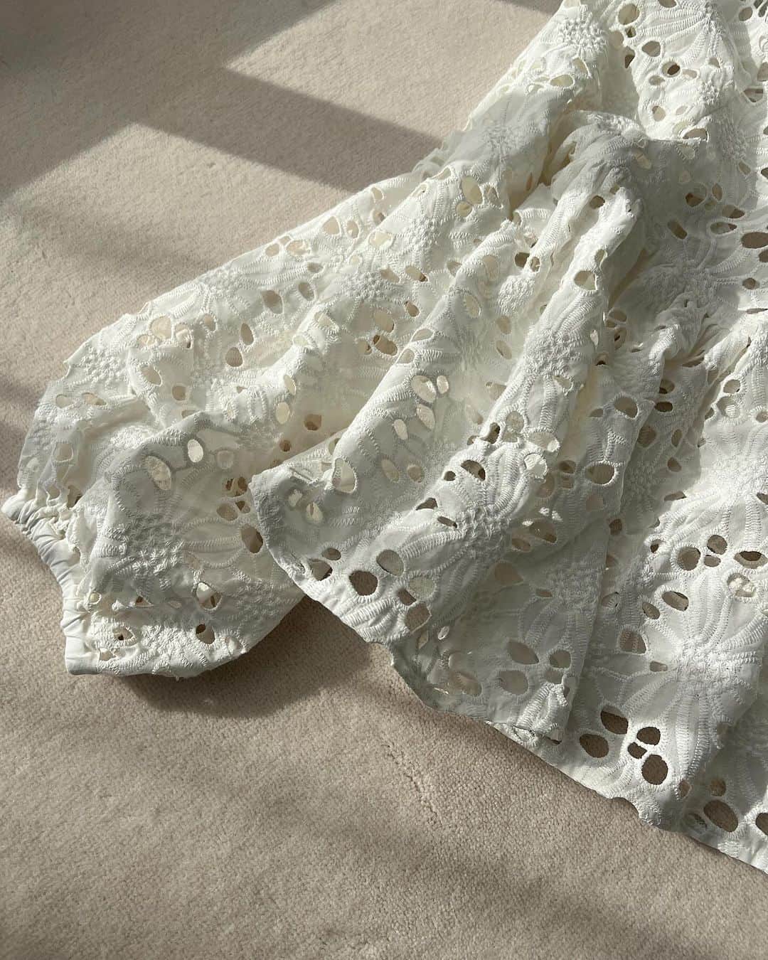 Ungridさんのインスタグラム写真 - (UngridInstagram)「pickup pre order item___________ ． ． ． #カットワークレースボリュームブラウス  ¥13,200(tax in) オフホワイト / オレンジ / グリーン  カットワークレースを使用したブラウス 。   バックスタイルが肌見せのデザインでキャッチーな印象。   たっぷりとしたスリーブボリュームもポイント。   首元はボートネックで大人でスッキリとした印象で着用いただけます。 ． ． ． ーーーーーーーーーーーーーーーーーーーーーーーーーーーー  ☑︎商品詳細は製品タグ or TOPページURLよりチェック  » @Ungrid_official ・ ・ ☑︎全国のスタッフのスタイリングを毎日更新中！  »@Ungrid_staffsnap  #Ungrid  #Ungrid_official  #アングリッド #Ungridコーデ #staffsnap  #ファッション #デニムコーデ」12月16日 18時38分 - ungrid_official