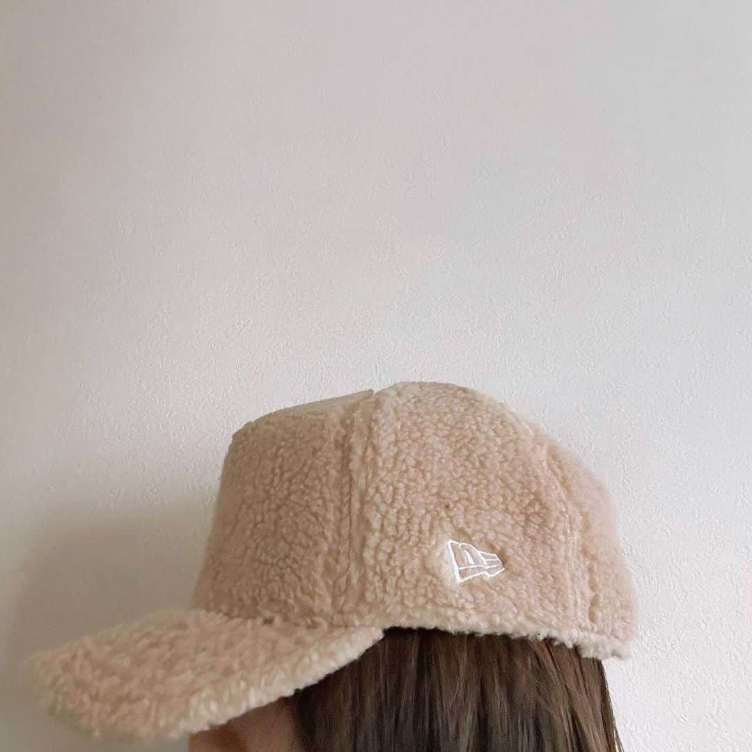 mimimi.amのインスタグラム：「Sᴀᴛᴜʀᴅᴀʏ...  もこもこ。  なかなか寒くならないねぇ。  冬は嫌いだけど、ここまで暖かいと 冬物が全然楽しめず、なんだかちょっと つまらない。 というか、毎日、中途半端なコーデしてるような。 更年期の、のぼせのせいもあるのか 毎日ほぼ汗かいてるし。  なのに、セールでアウター３つも買うという。 着る機会あるのか…。  師走感もなく、変な感じ。  今週は、とりあえず心穏やかな感じで 仕事を終えられたので、ま、いっか〜。  良い週末を。  キャップ帽…#ニューエラ」