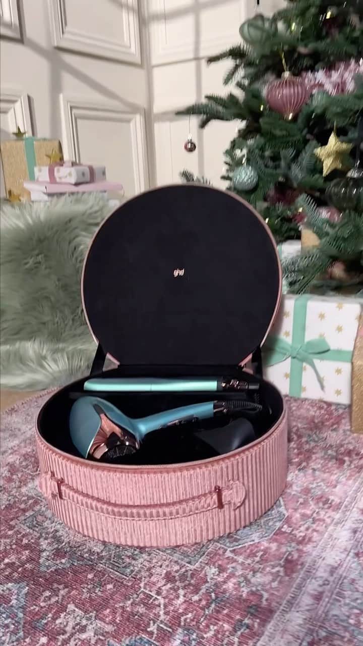 ghd hairのインスタグラム：「The only thing our heart desires this Christmas☁️ Make your dreams of good hair a reality with our deluxe gift set; featuring our platinum+ styler and helios hairdryer wrapped in alluring jade, complete with dusky pink velvet case 🩵✨  #ghd #ghddreamland #giftset #giftsforher #giftidea #giftideasforher #giftsforgirls」