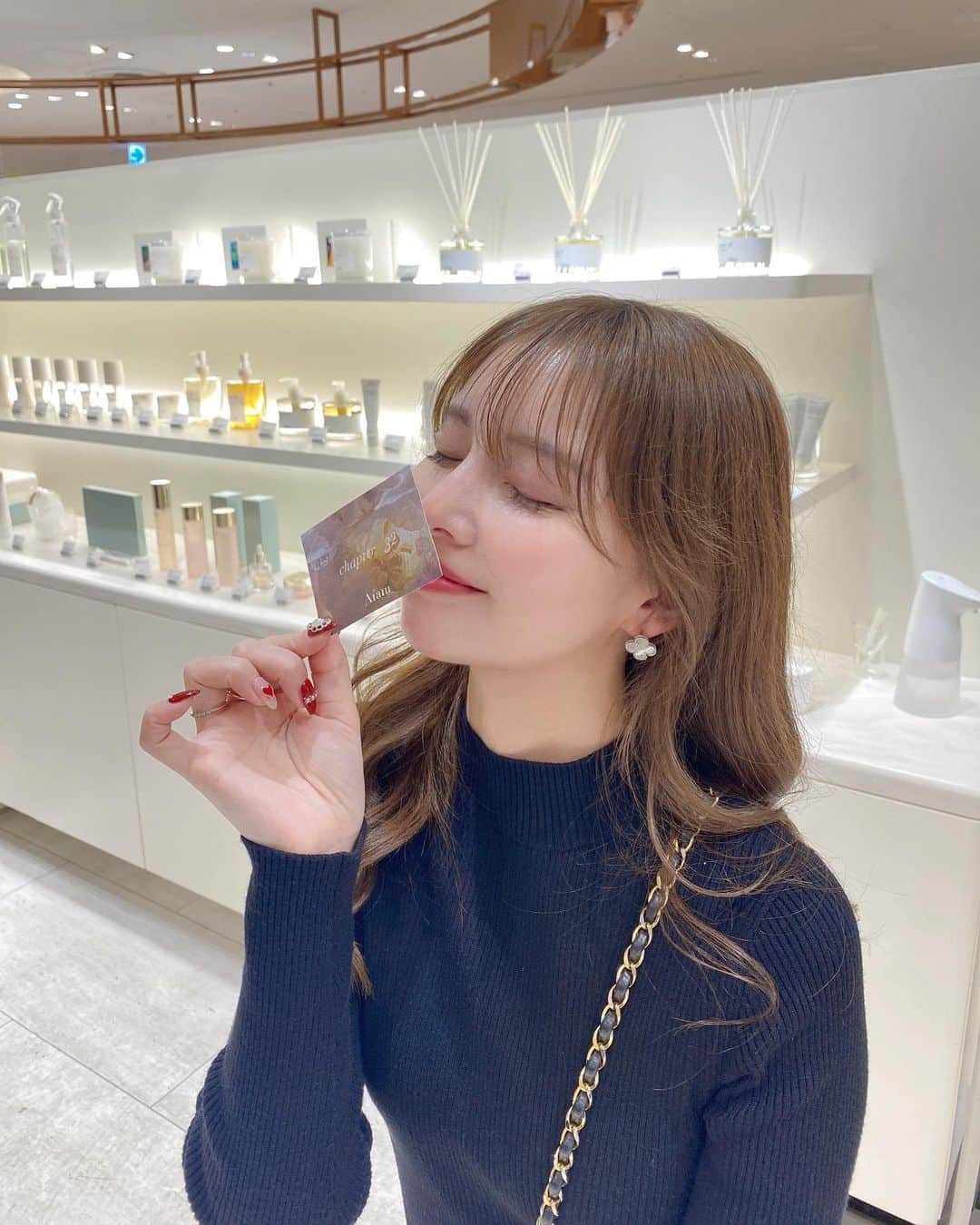 Licaさんのインスタグラム写真 - (LicaInstagram)「クリスマスギフトを選びに、タカシマヤゲートタワーモール @tgm_nagoya へ行ってきたよ❣️ . 🎁The PERFUME OIL FACTORYのオイルグラス 🎁SHIROのパフュームミスト 🎁Aiamのハンドクリーム、ヘアミルク、ロールパフューム で選んでみた🥰 . @perfumeoil のオイルグラスはエジプト職人さんの手造りで見た目からテンション上がる〜✨ 1から31の香りがあって誕生日や好きな数字で香りを決めてもよさそう😘💐 . @shiro_japan のパフュームミストは透明感ある香りで髪の毛にふわっと香らせるのがおすすめ☺️ . @aiam.beauty の香りは種類がたくさんあって選ぶのが楽しすぎた〜🥳 気になるものが多すぎてハンドクリーム、ヘアミルク、ロールパフュームでそれぞれ香りが違うものを✨ . 大切な人へのプレゼントを選ぶ時間って幸せだよね🥰 みんなもプレゼント探しに行ってみてね🩷 . 今回は特別に店頭で撮影させていただいています🙇🏼‍♀️ . #pr #タカシマヤゲートタワーモール #aiam #アイアム  #shiro #シロ #ThePERFUMEOILFACTORY #パフュームオイルファクトリー #クリスマスプレゼント #プレゼント #誕生日プレゼント」12月16日 18時40分 - lica829