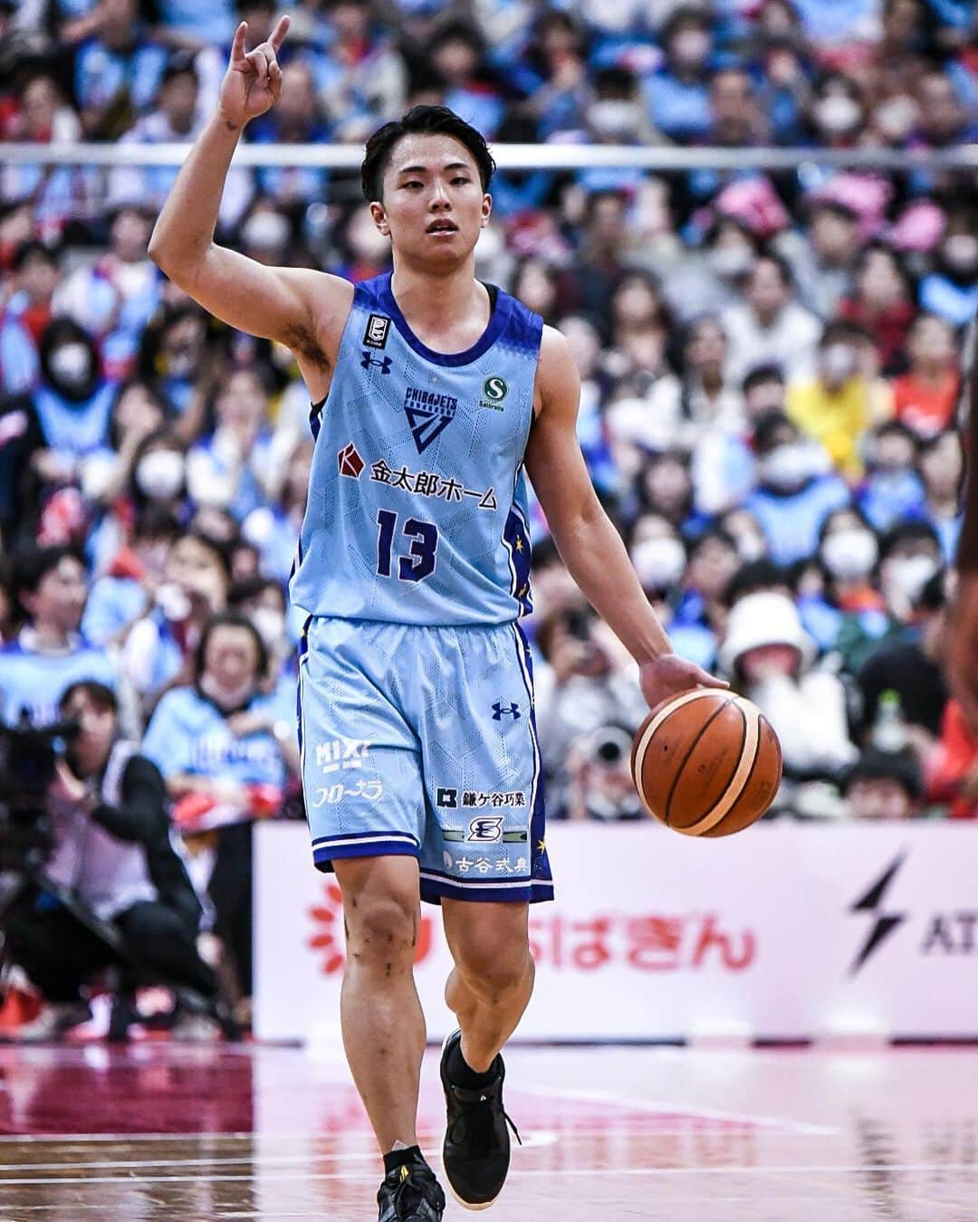 千葉ジェッツのインスタグラム：「試合風景📸  B.LEAGUE2023-24 vs. SR渋谷 🏀試合終了🏀 千葉J 88-93 SR渋谷  #延長戦 #オーバータイム #あと一歩及ばず #悔しい敗戦 #chibajets #Bリーグ #千葉ジェッツ #バスケ #basketball #portrait  #photograph #ジェッツ写真部 #レンズ越しの世界 #応炎 #ありがとうございました」