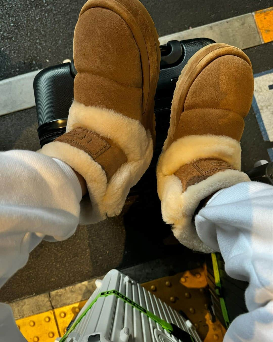 UGGさんのインスタグラム写真 - (UGGInstagram)「来週からようやく10℃きる日が増えてくるね🫠 クリスマス過ぎると急にぐっと冬になる気がしてます❄️  いつも冬になると出不精が増してしまう私なんだけど 今年は最強ダウンがあるから外遊びしたい！！！！🤍  ちなみにアイスランドの寒さはさむーじゃなくて痛！！って感じの風が吹きます🌪️ フード被って手袋してたらもう完璧な防寒。 -30℃までいけちゃうダウンとブーツの中はヒートテック不要でした🤣  マイナスの世界なのに日本の10℃以下より寒くなかった。笑  早く日本でもダウン着たいよっ☃️  #ugg #uggjapan #uggextreme #iceland #reykjavik #tb #pr」12月16日 18時51分 - uggjapan