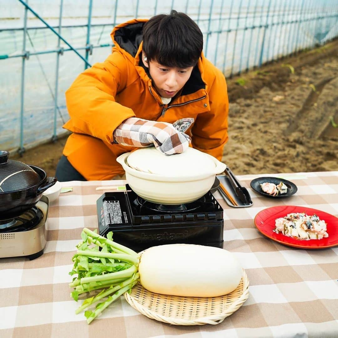 中丸雄一のインスタグラム：「石川県金沢市から中継。源助だいこんを調査した。辛味は抑えめで、おでんにしたらとても美味しかった。旬が限られてるのでこの時期に金沢に行ったらぜひ食べた方がいいやつ。」