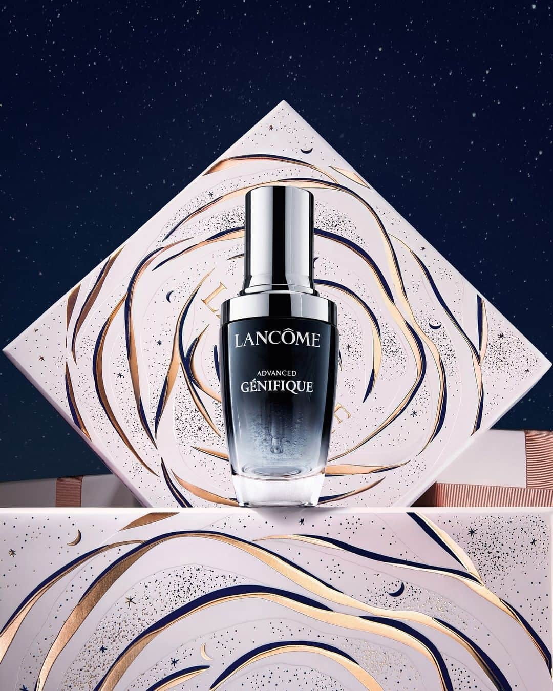 Lancôme Officialのインスタグラム：「The universally-loved formula of Lancôme’s Advanced Génifique Serum stands the test of time and changing seasons. Used morning and night, it visibly hydrates, plumps and evens the skin tone to restore healthy, younger-looking skin.  #Lancome #LancomexLouvre #Holiday23」